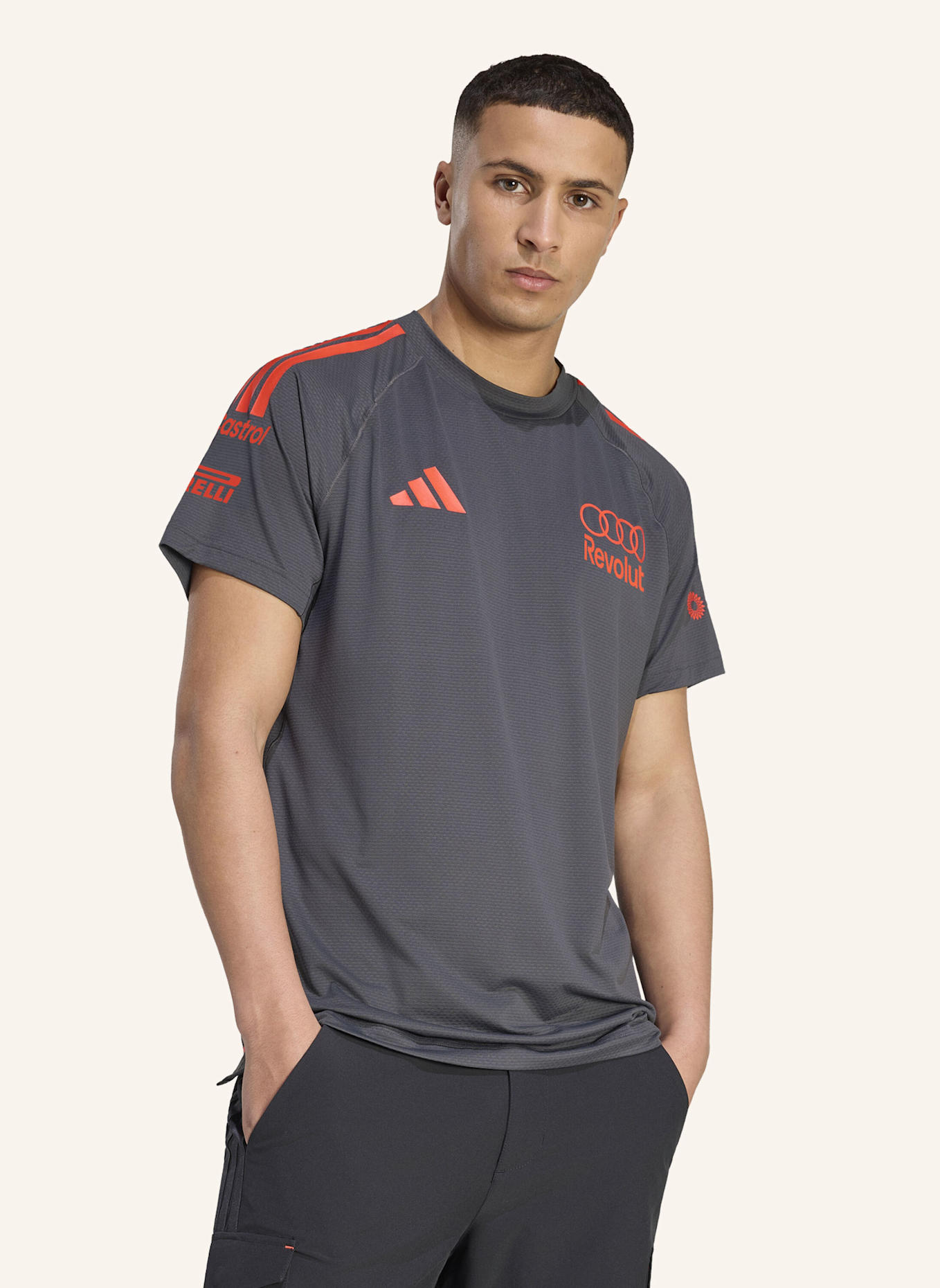 adidas AUDI REVOLUT F1 TEAM MECHANICS T-SHIRT: SCHWARZ/ ROT