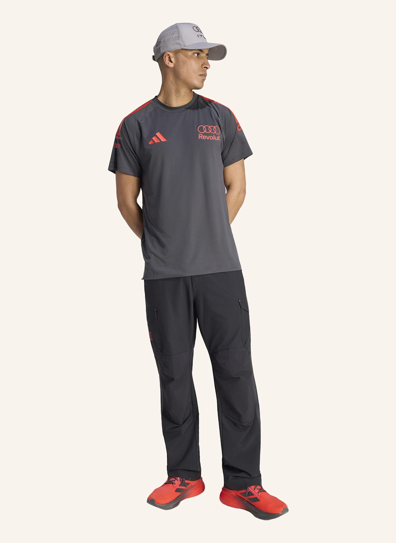 adidas AUDI REVOLUT F1 TEAM MECHANICS T-SHIRT: SCHWARZ/ ROT