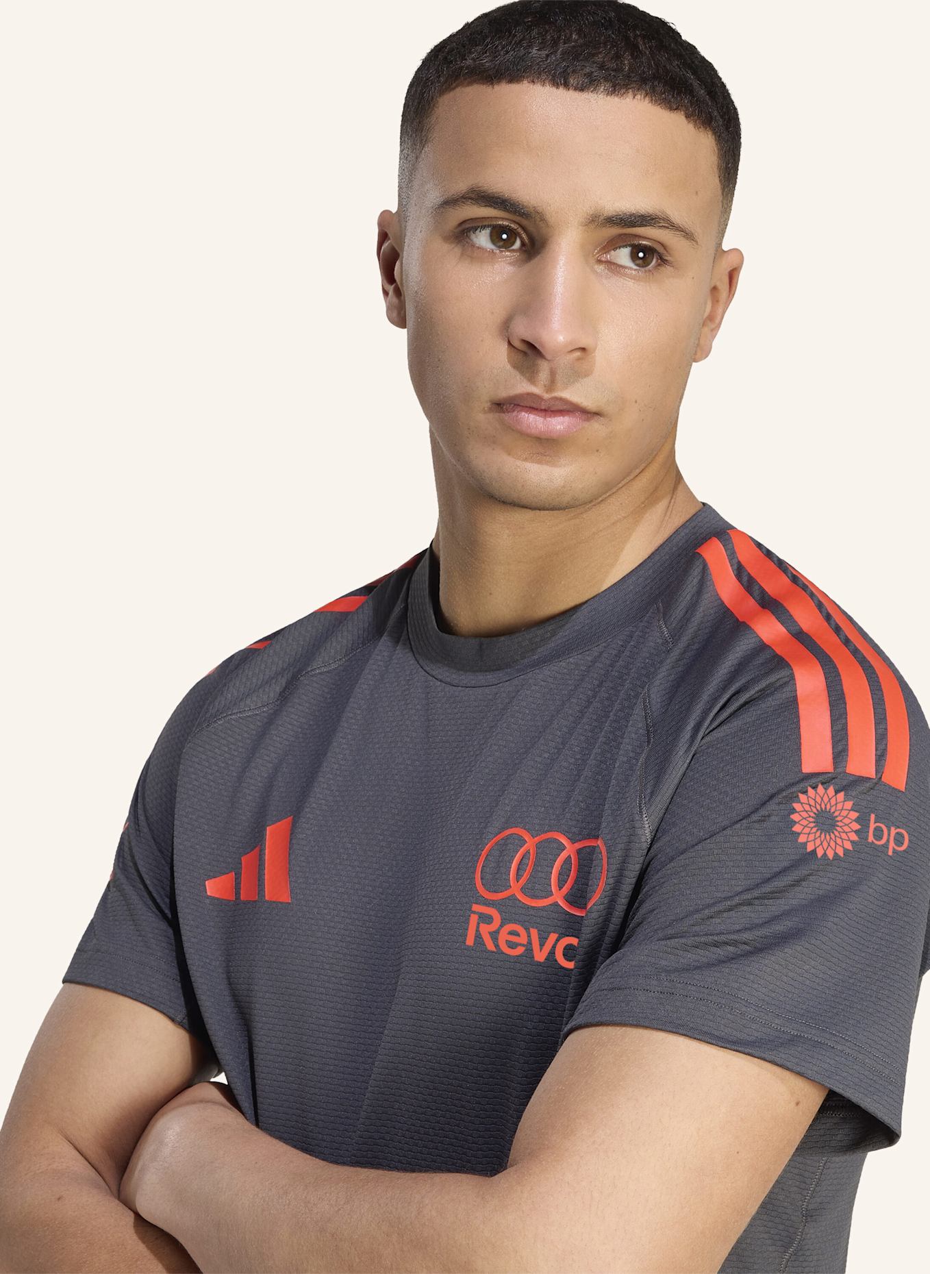 adidas AUDI REVOLUT F1 TEAM MECHANICS T-SHIRT: SCHWARZ/ ROT