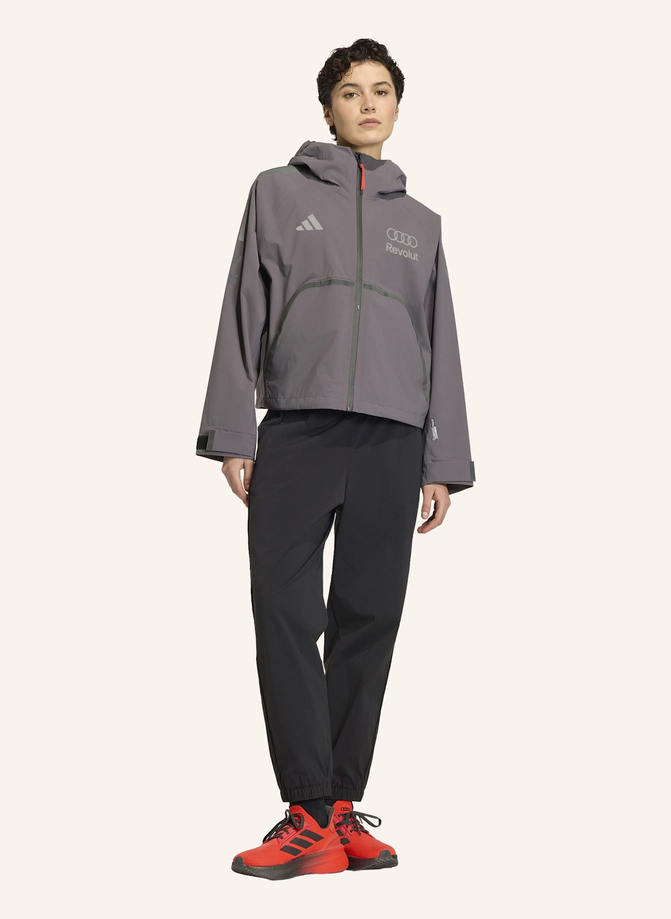 adidas AUDI REVOLUT F1 TEAM ENGINEERS & MARKETING REGENJACKE: GRAU