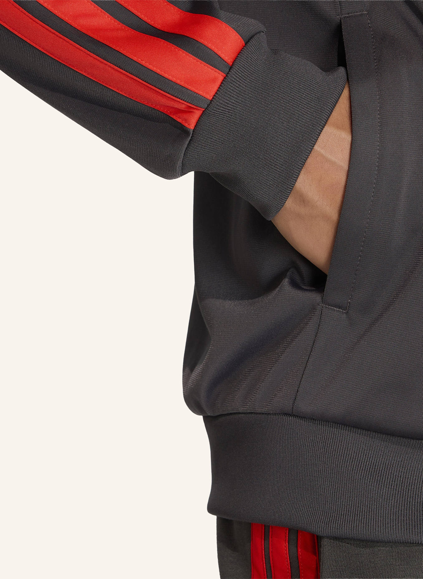 adidas AUDI REVOLUT F1 TEAM DNA TRAININGSJACKE: SCHWARZ