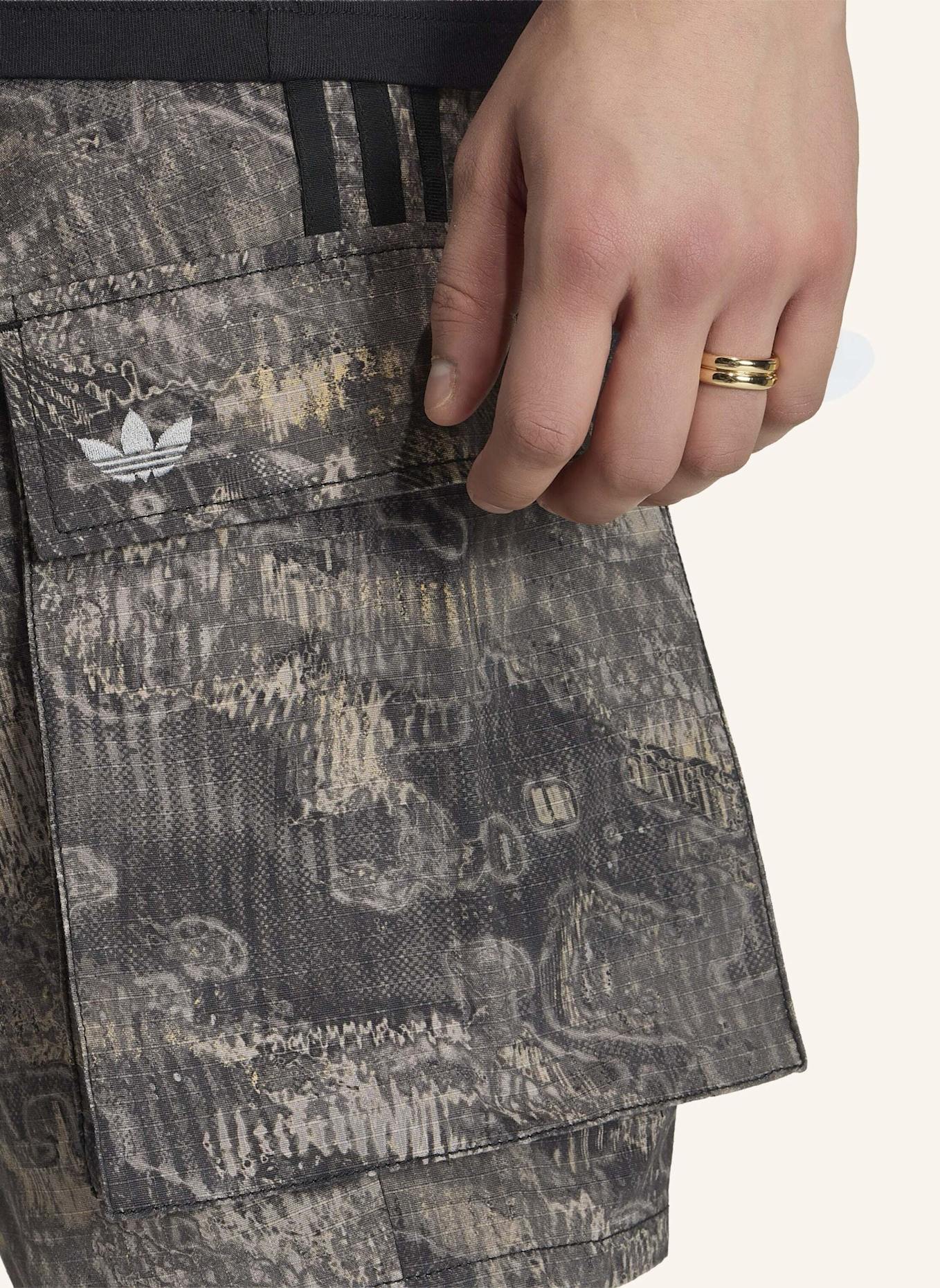adidas Originals ADILENIUM SEASON 5 AOP CARGOSHORTS: GRAU/ BEIGE
