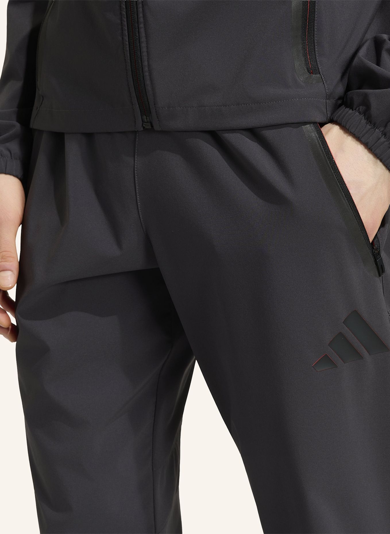 adidas AUDI REVOLUT F1 TEAM DNA VIS TECH HOSE: SCHWARZ/ ROT