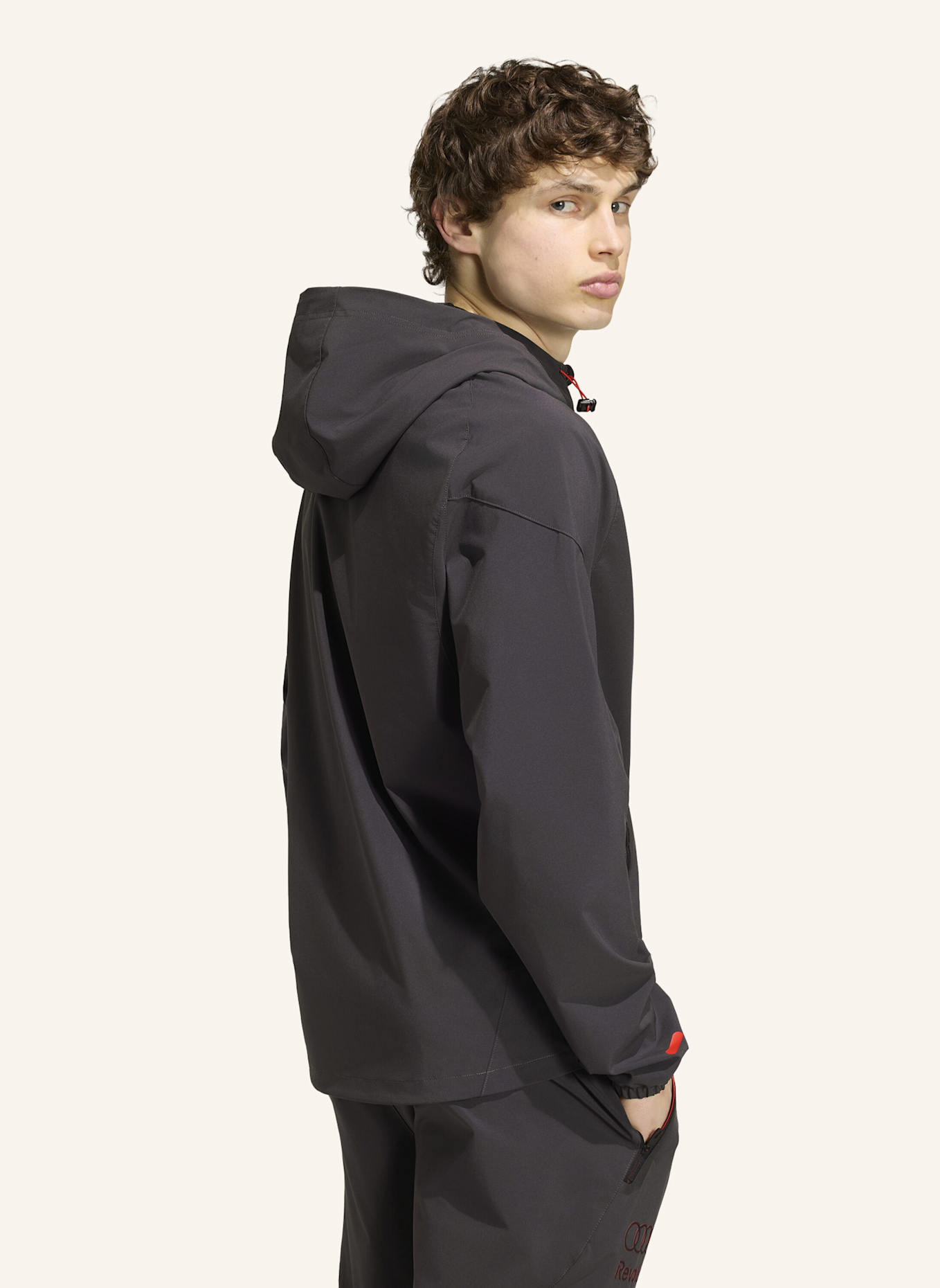 adidas AUDI REVOLUT F1 TEAM DNA VIS TECH JACKE: SCHWARZ/ ROT