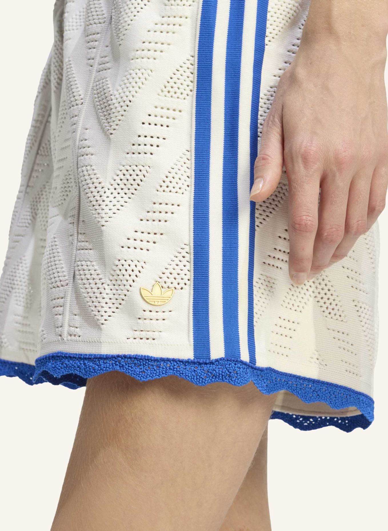 adidas Originals FIREBIRD LOOSE SHORTS: WEISS/ GRAU