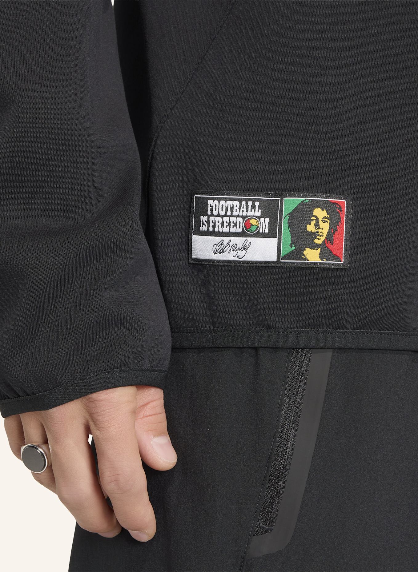 adidas JAMAIKA X BOB MARLEY TIRO TECH SWEATSHIRT, RUNDHALSAUSSCHNITT: SCHWARZ