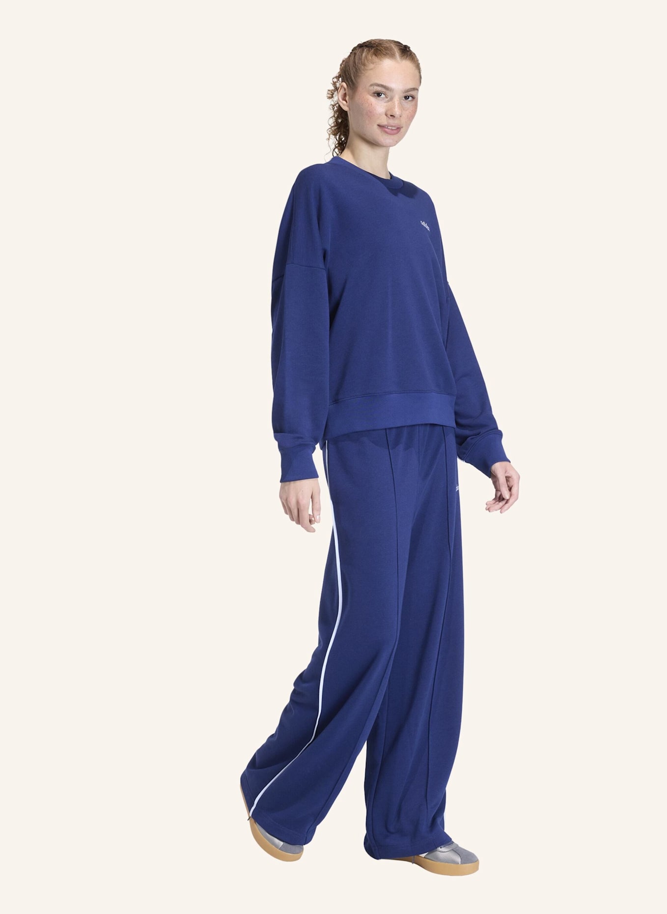 adidas SEASONAL ESSENTIALS COLORPOP SWEATSHIRT MIT AUFGESTICKTER GRAFIK: BLAU / WEISS
