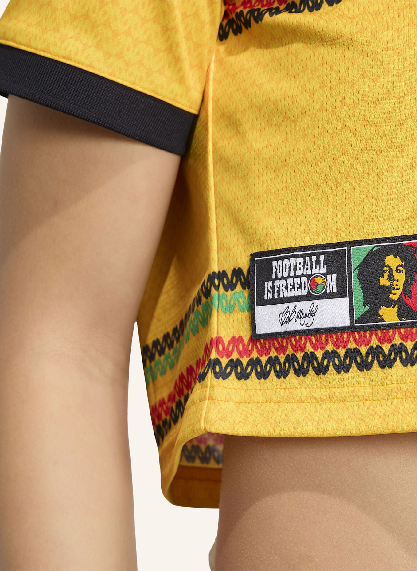 adidas JAMAIKA 26 X BOB MARLEY HEIMTRIKOT, KÜRZER GESCHNITTEN: GOLD