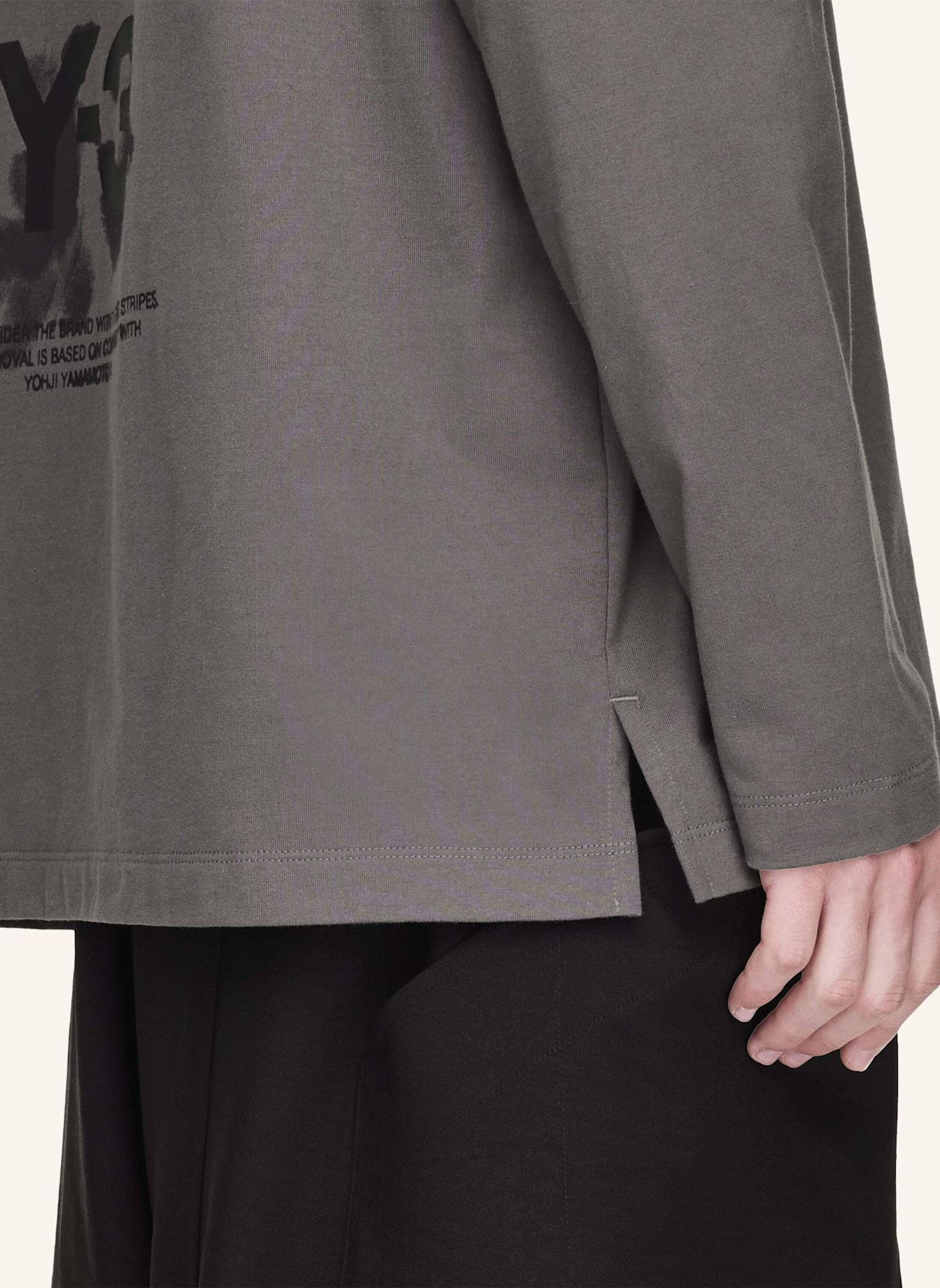 Y-3 Y-3 GRAFIK LANGÄRMLIGES SHIRT: GRAU