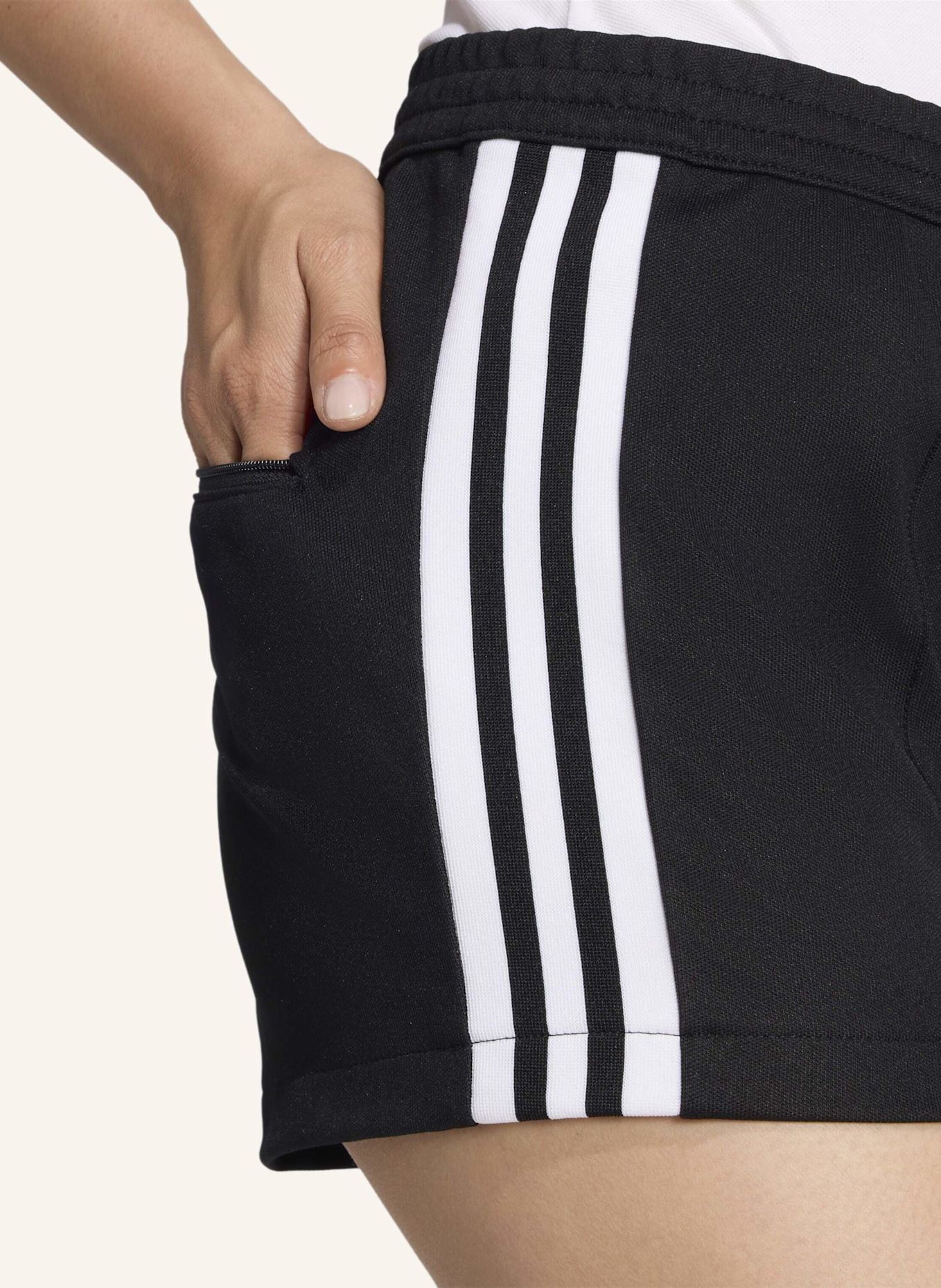 adidas Originals CLASSIC SHORTS: SCHWARZ/ WEISS