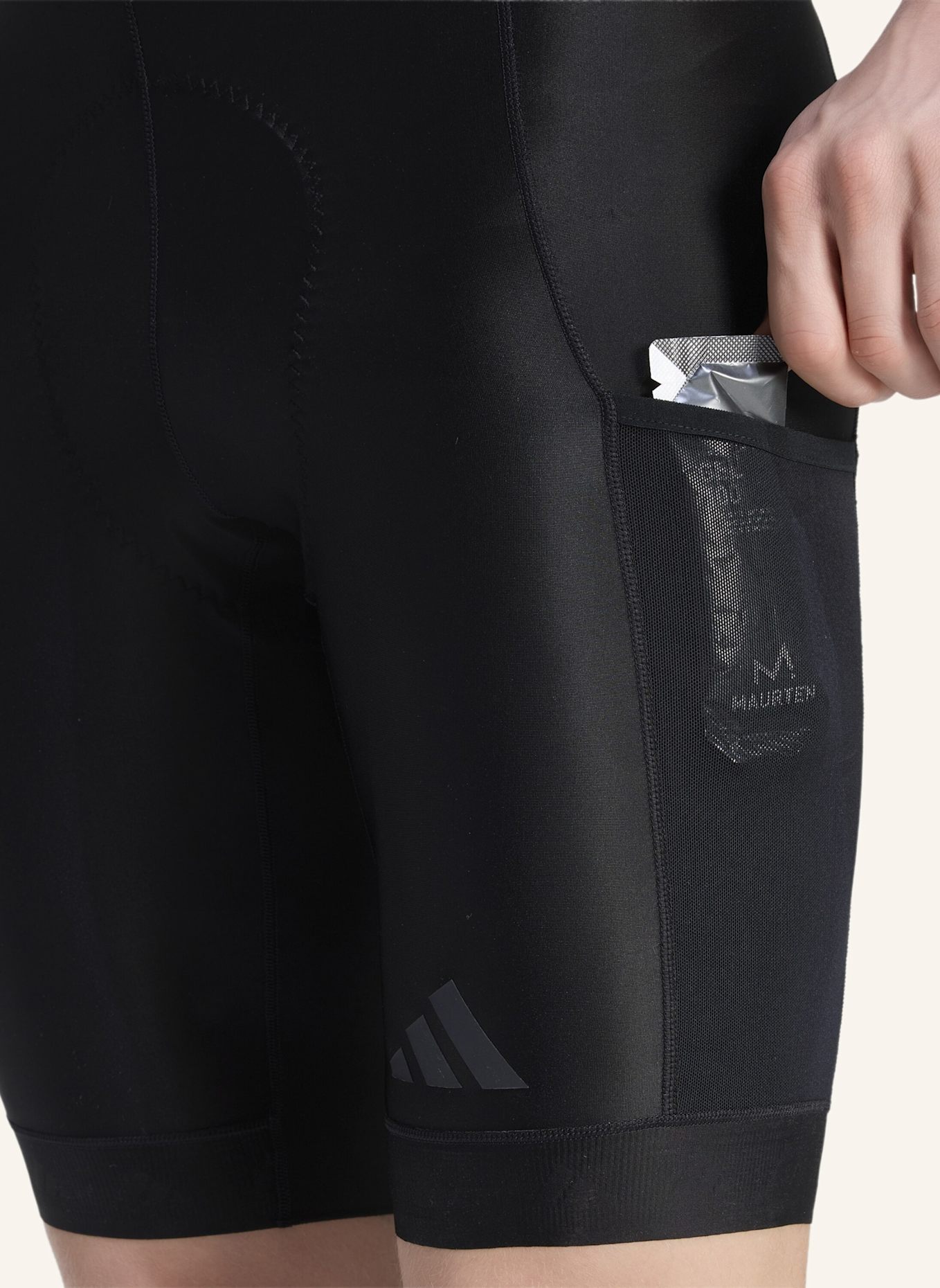 adidas ESSENTIALS CARGO-RADSHORTS MIT TRÄGERN, GEPOLSTERT: SCHWARZ