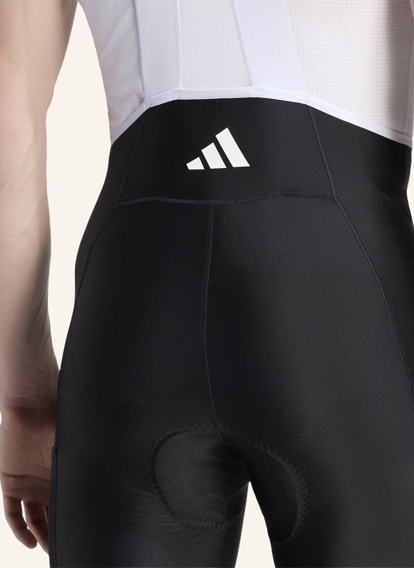 adidas ESSENTIALS CARGO-RADSHORTS MIT TRÄGERN, GEPOLSTERT: SCHWARZ