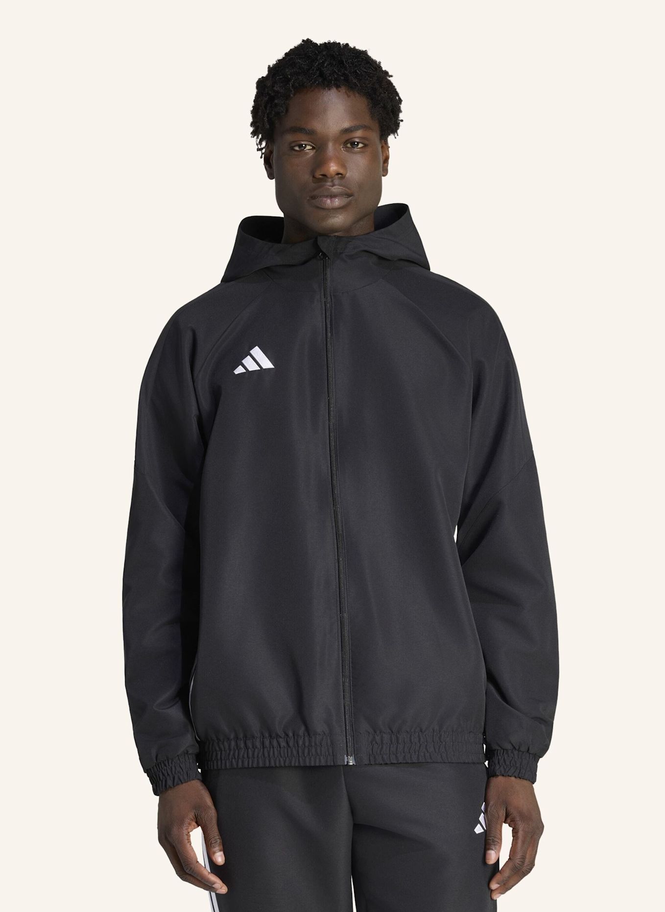 adidas TIRO 26 ESSENTIALS WOVEN KAPUZENJACKE: SCHWARZ / WEISS
