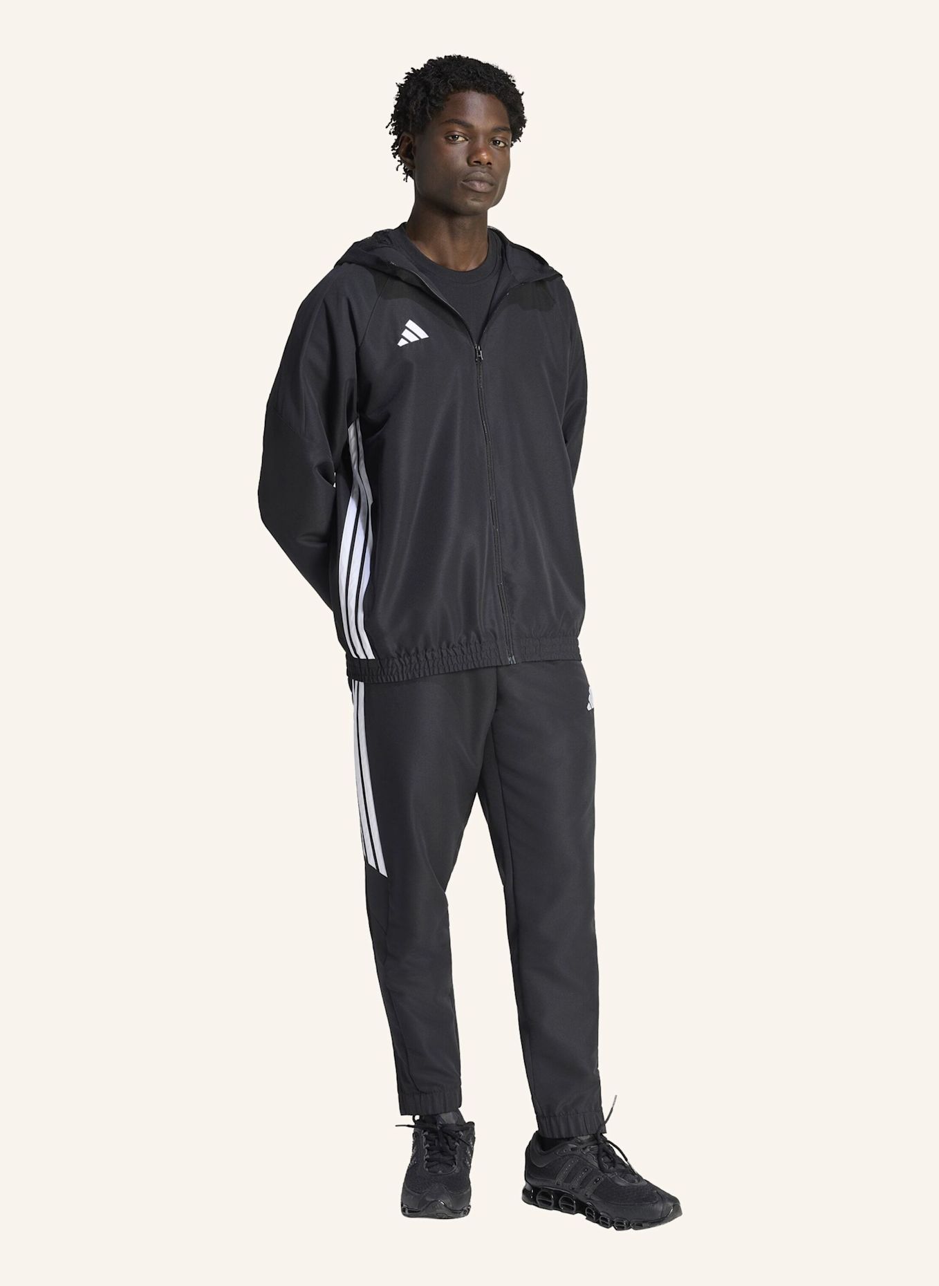 adidas TIRO 26 ESSENTIALS WOVEN KAPUZENJACKE: SCHWARZ / WEISS