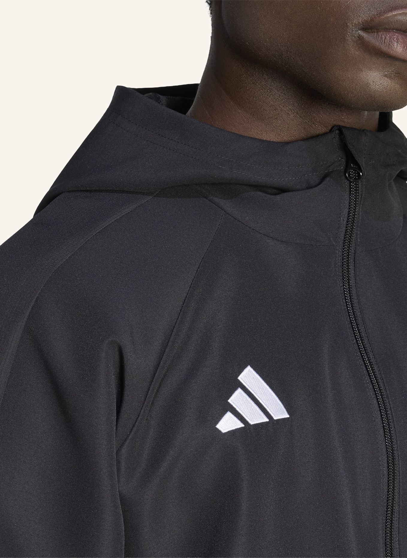 adidas TIRO 26 ESSENTIALS WOVEN KAPUZENJACKE: SCHWARZ / WEISS