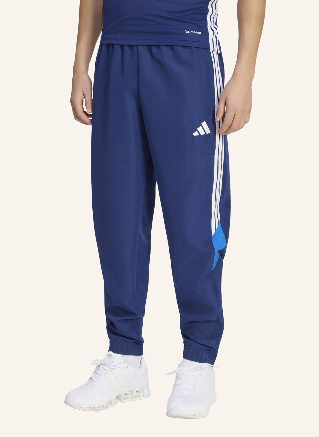 adidas TIRO 26 ESSENTIALS WOVEN HOSE: BLAU / WEISS