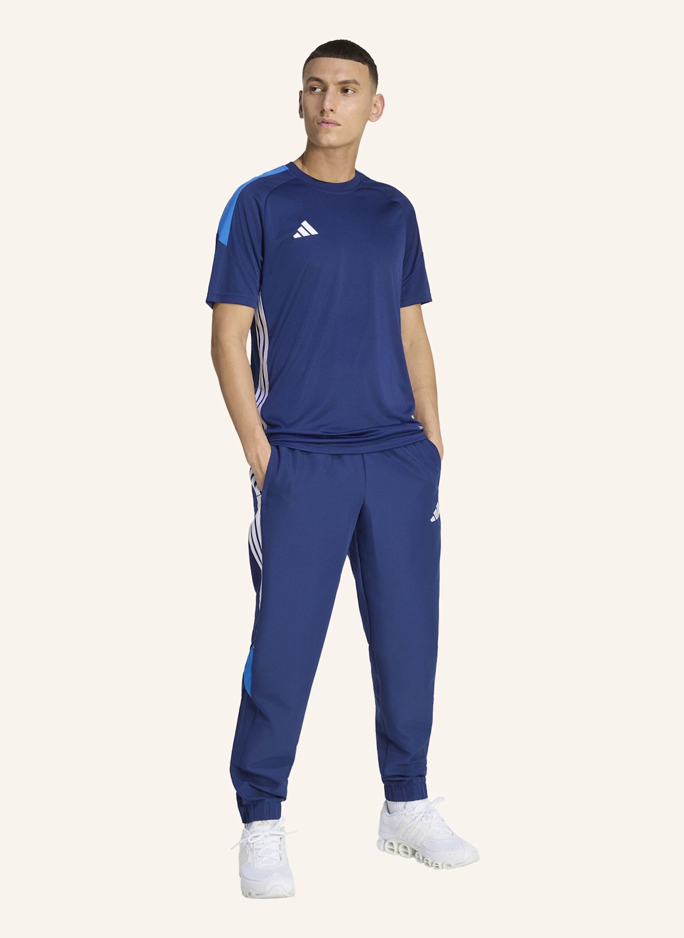 adidas TIRO 26 ESSENTIALS WOVEN HOSE: BLAU / WEISS