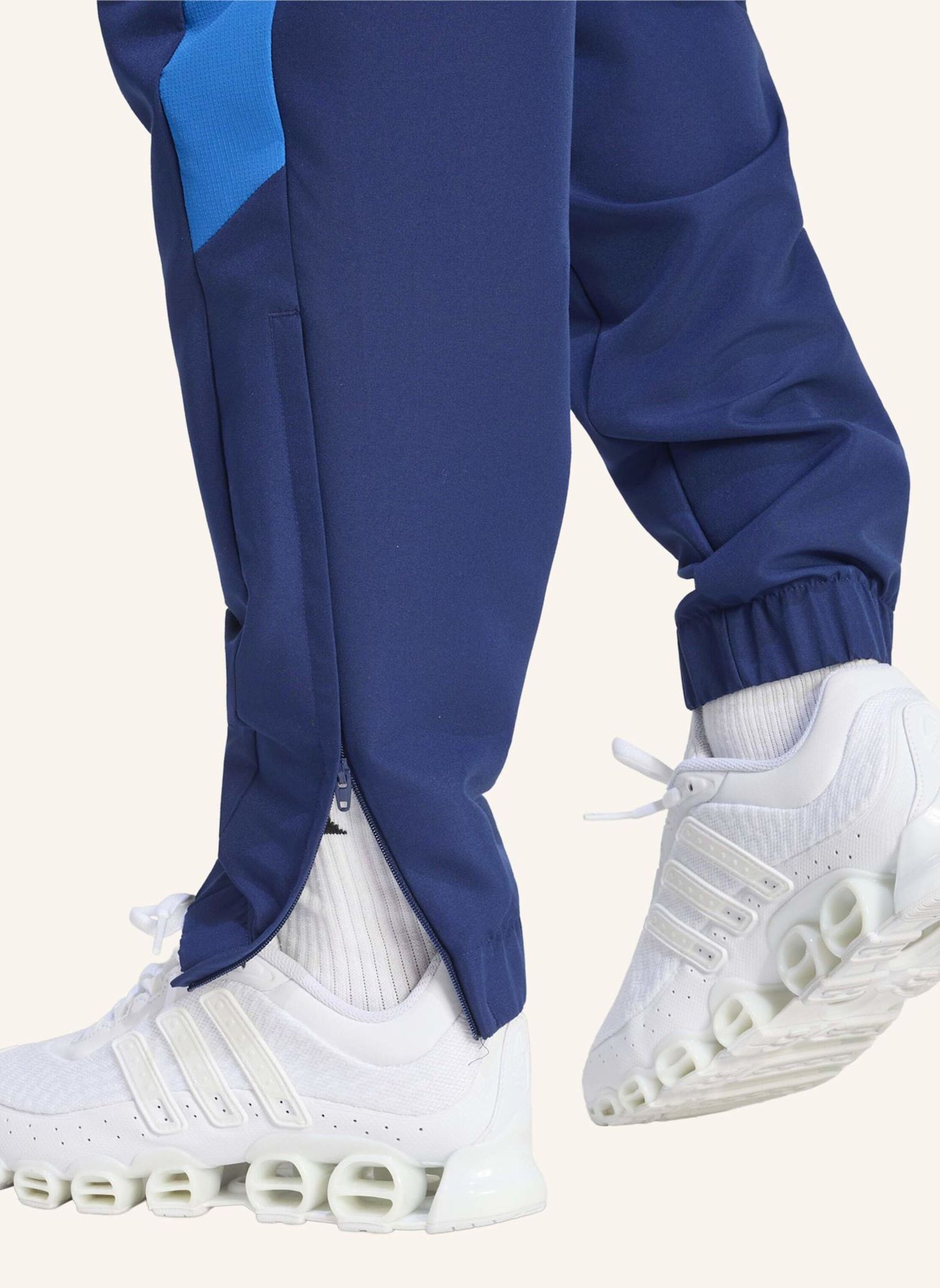 adidas TIRO 26 ESSENTIALS WOVEN HOSE: BLAU / WEISS