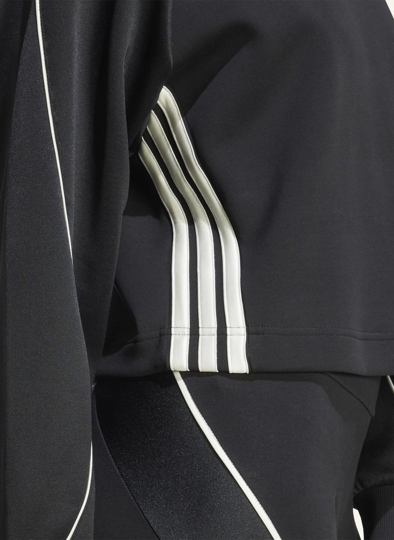 adidas STADIUM 3-STREIFEN SWEATSHIRT MIT RUNDHALSAUSSCHNITT: SCHWARZ/ WEISS
