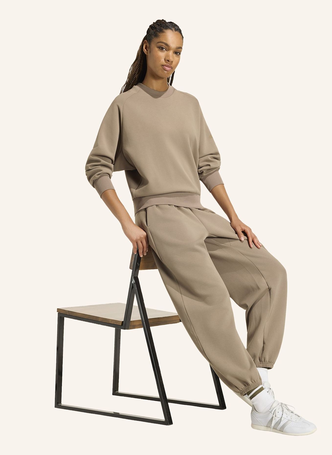 adidas SOFT LUX SWEATSHIRT, LOCKER GESCHNITTEN: KHAKI