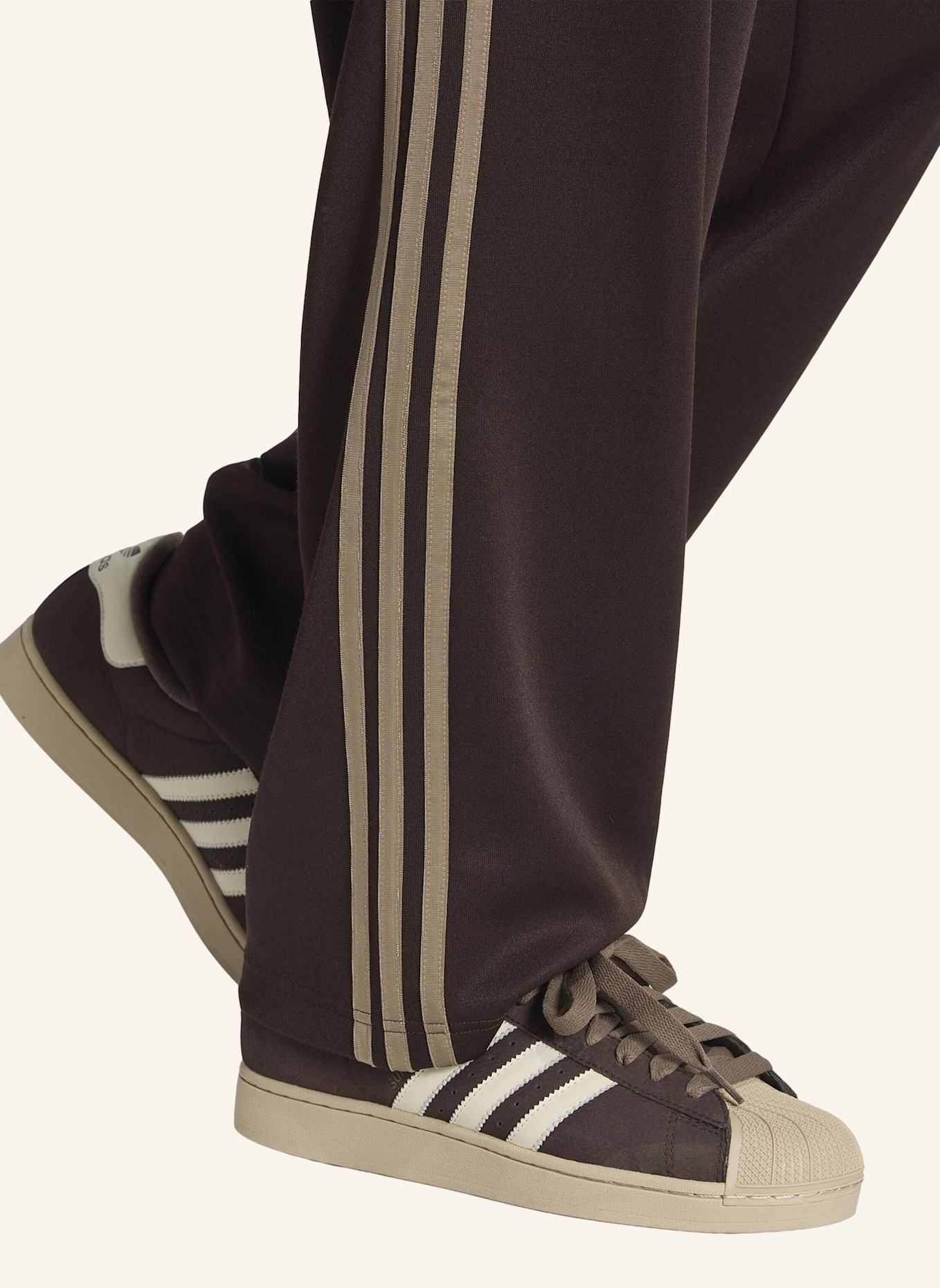 adidas Originals ADICOLOR LOOSE TRACKPANTS: BRAUN