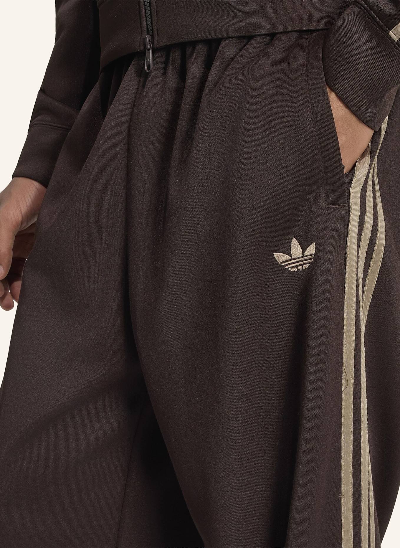 adidas Originals ADICOLOR LOOSE TRACKPANTS: BRAUN