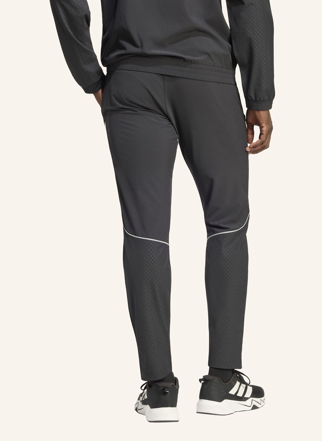adidas TECH APPAREL SLIM TRAININGSHOSE: SCHWARZ