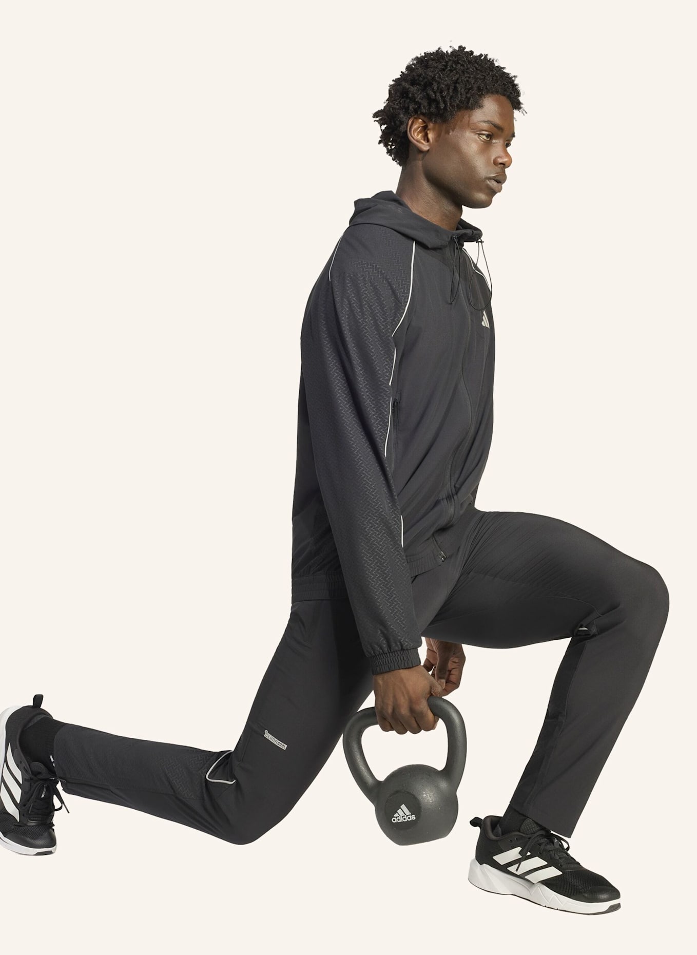 adidas TECH APPAREL SLIM TRAININGSHOSE: SCHWARZ