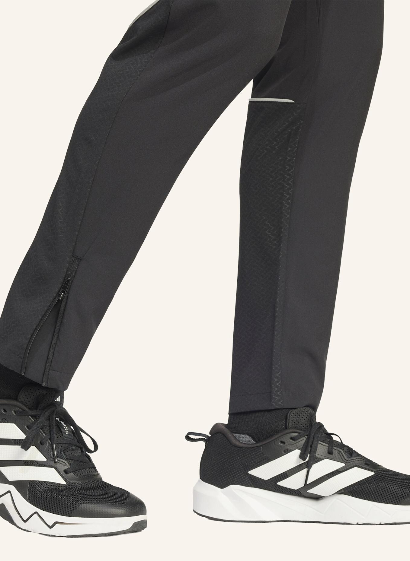 adidas TECH APPAREL SLIM TRAININGSHOSE: SCHWARZ