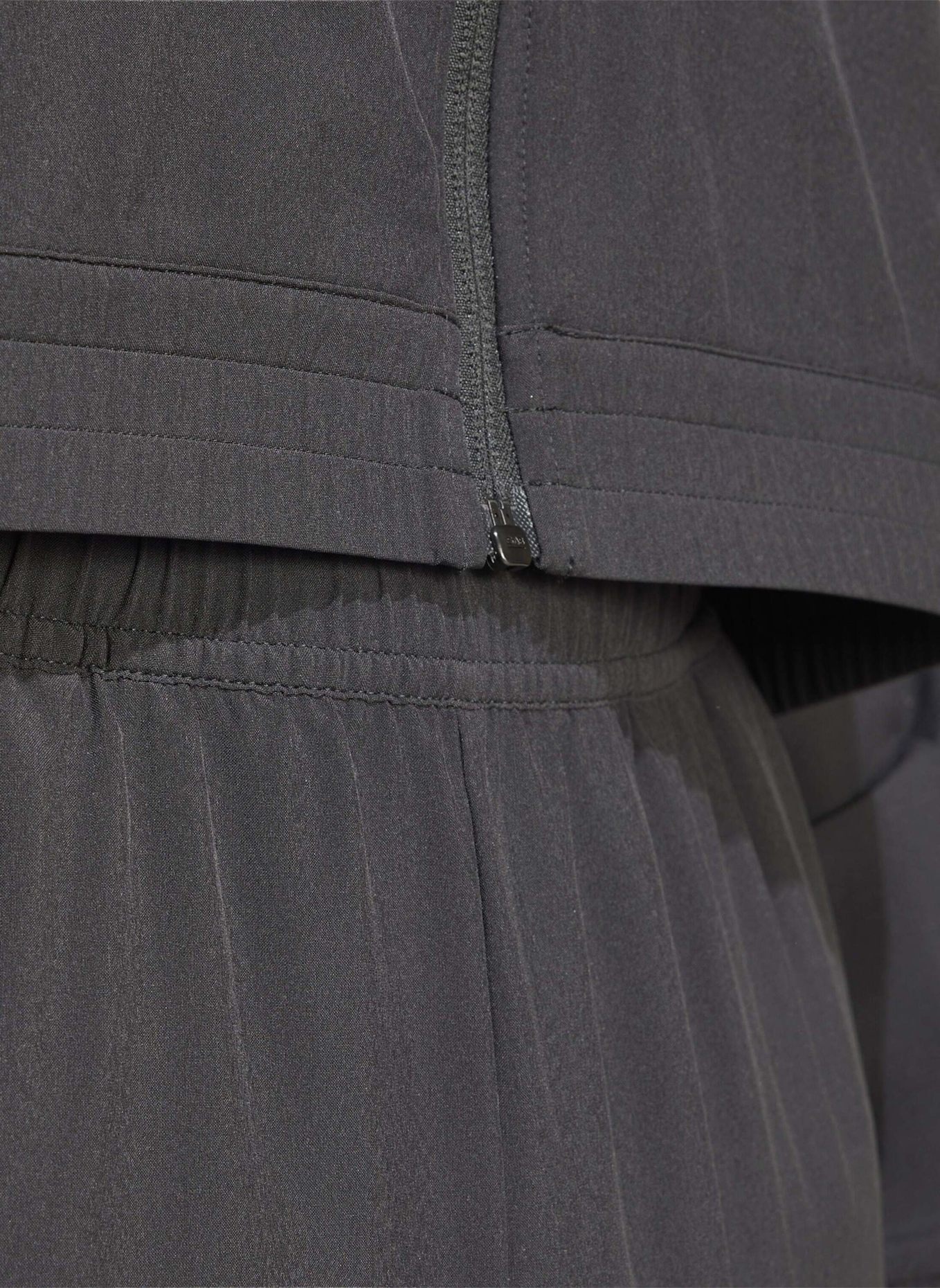 adidas TECH APPAREL SLIM TRAININGSHOSE: SCHWARZ
