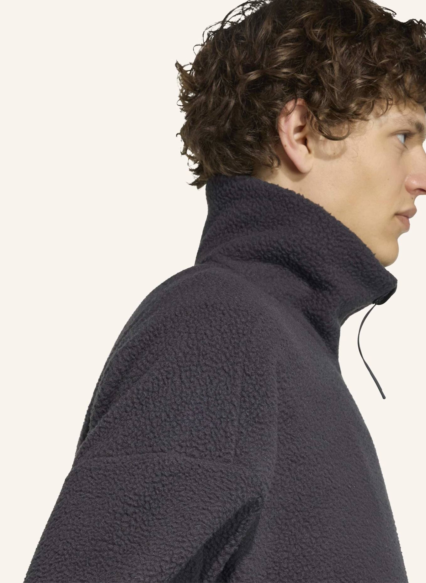 adidas AUDI FORMULA ONE TEAM ELEVATED POLARFLEECE JACKE: SCHWARZ/ ROT