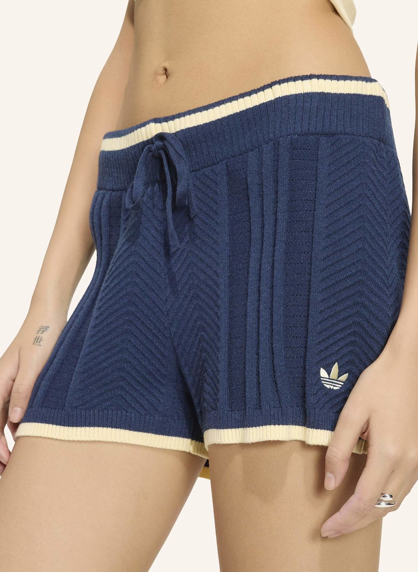 adidas Originals CABLE KNIT SHORTS: BLAU
