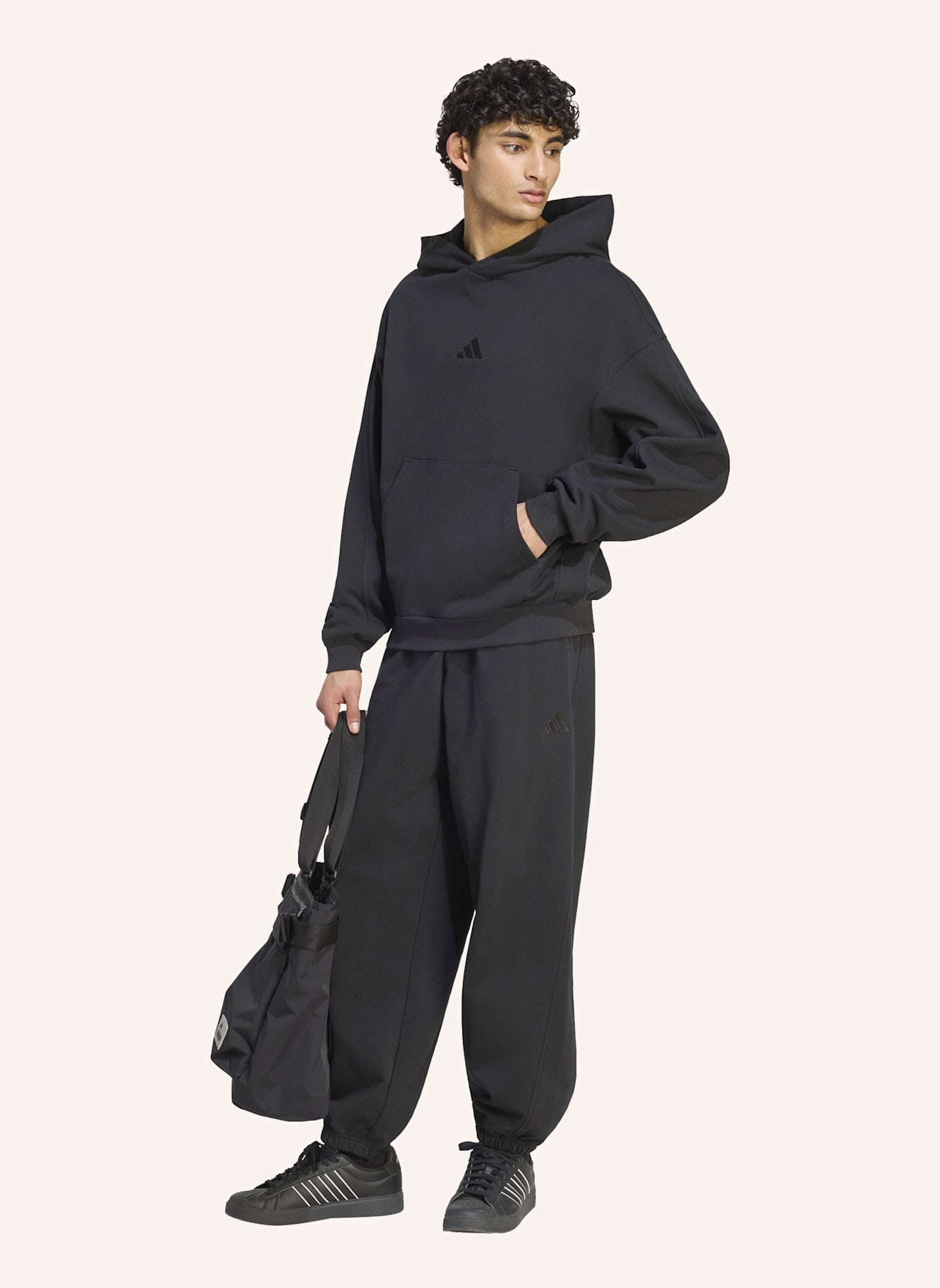 adidas ADIDAS KIT HOODIE, KLEINES LOGO: SCHWARZ