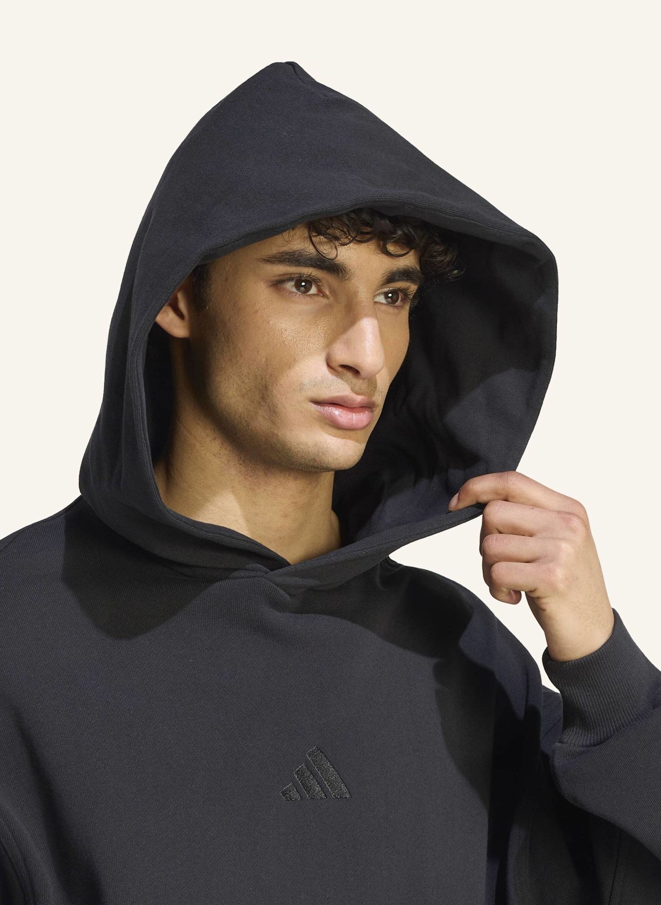 adidas ADIDAS KIT HOODIE, KLEINES LOGO: SCHWARZ