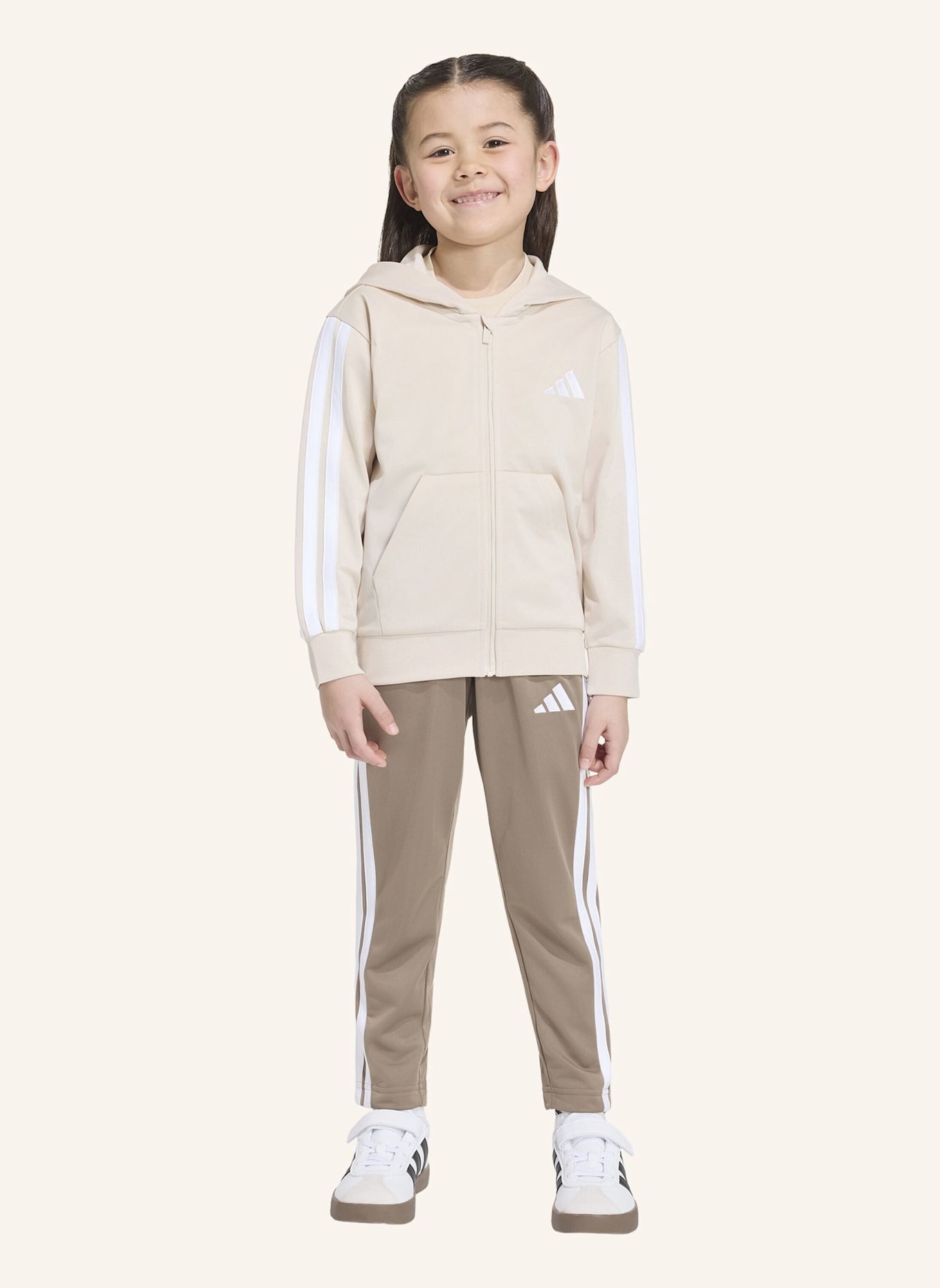 adidas ESSENTIALS KIDS TRAININGSANZUG: BEIGE/ WEISS
