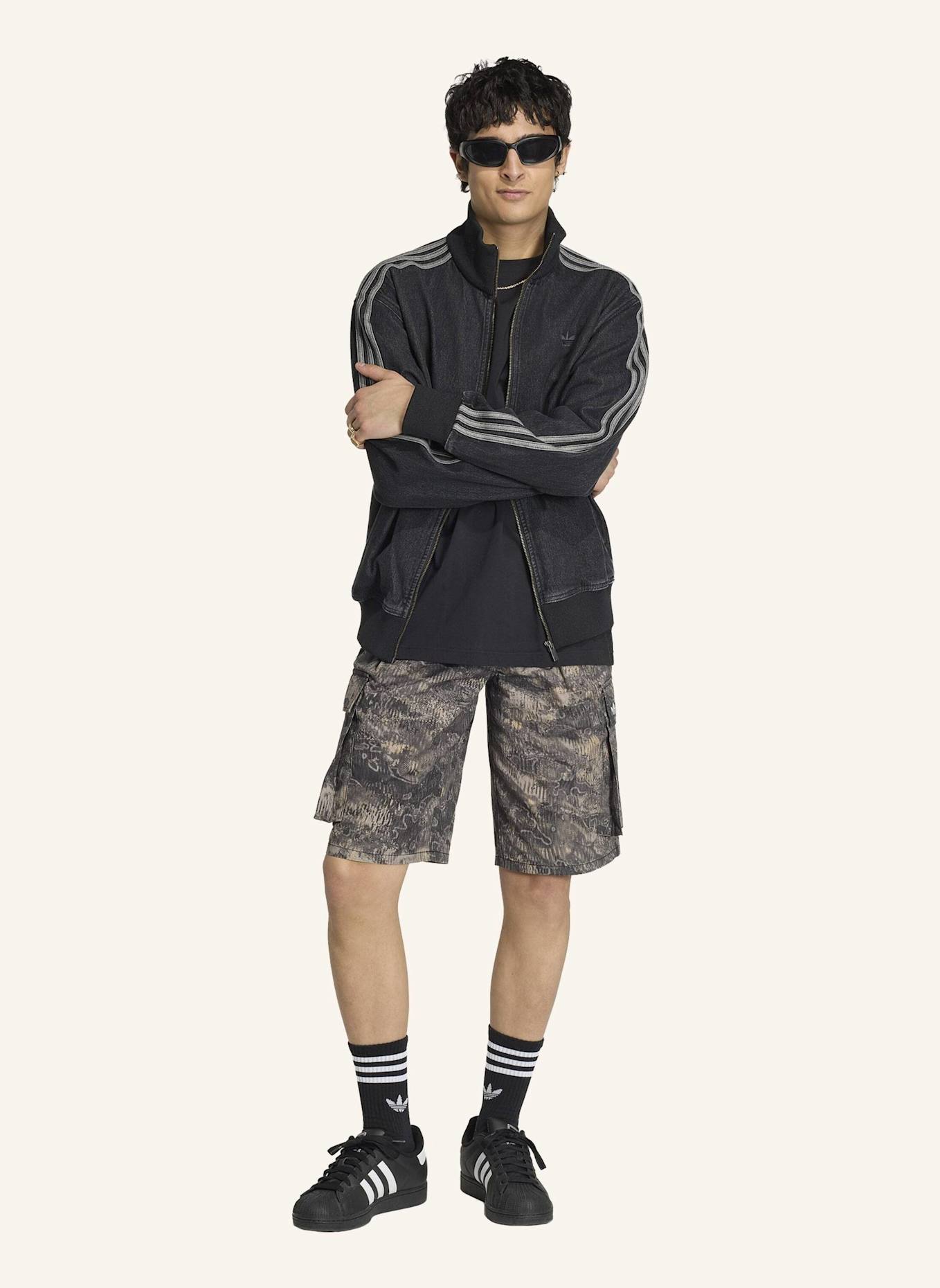 adidas Originals ADILENIUM SEASON 5 AOP CARGOSHORTS: GRAU/ BEIGE
