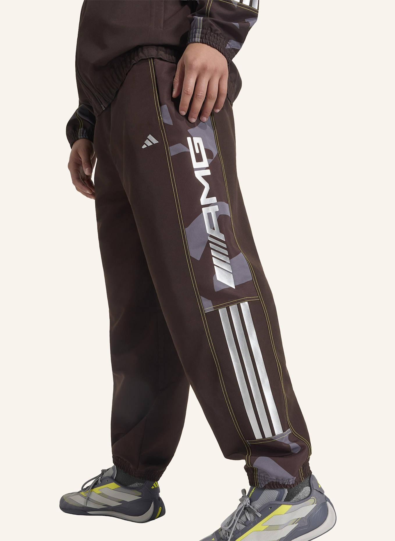 adidas AMG CAMO GEWEBTE TRAININGSHOSE: BRAUN/ GRAU