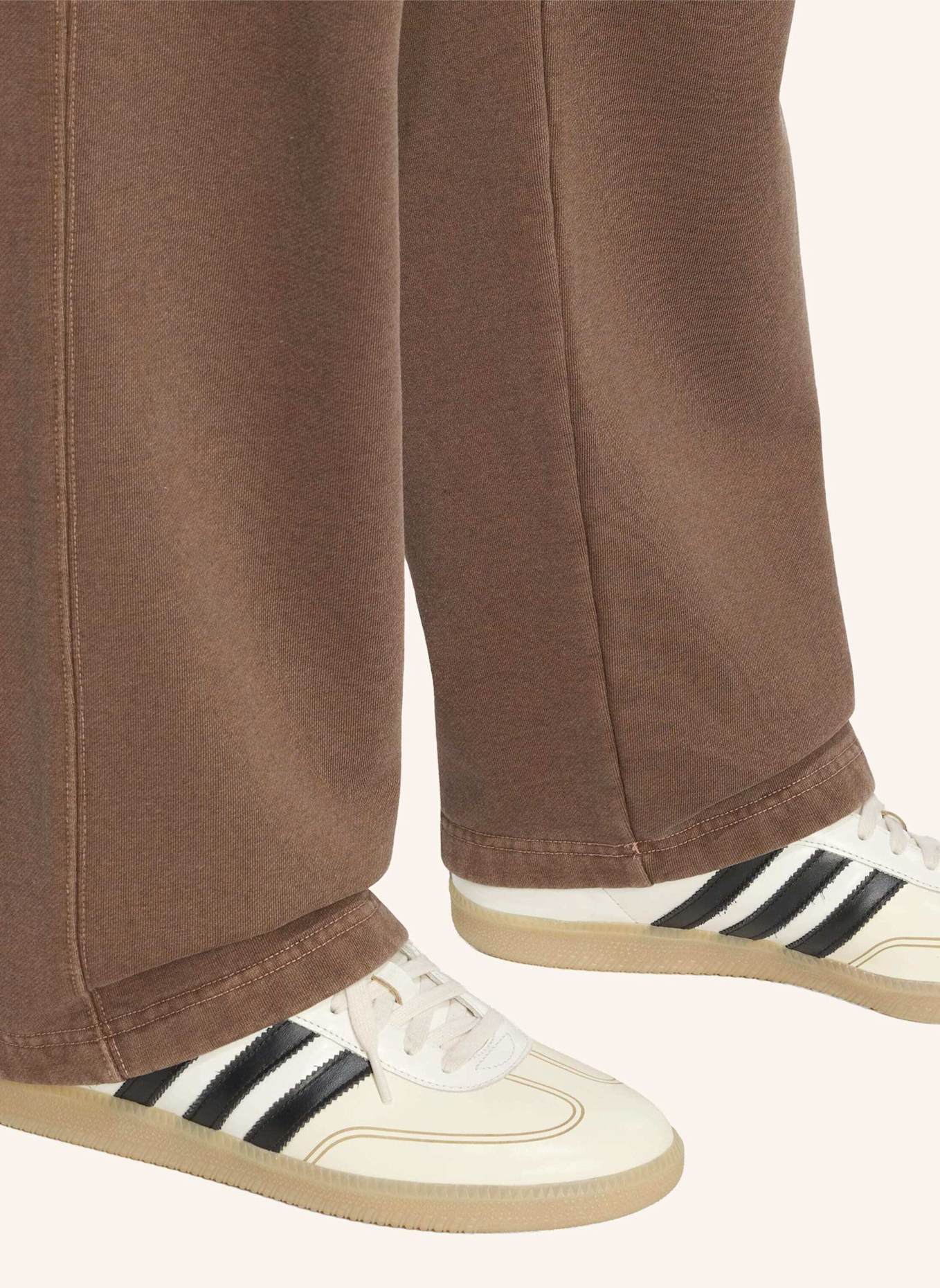adidas Originals TREFOIL ESSENTIALS HOSE, VERWASCHENE OPTIK, OFFENER SAUM: BRAUN