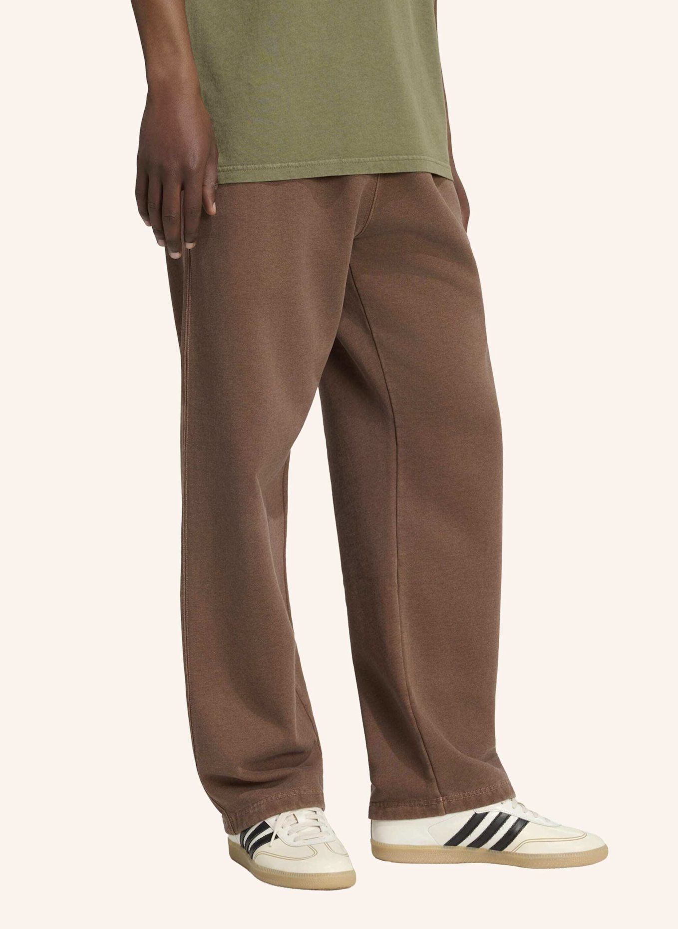 adidas Originals TREFOIL ESSENTIALS HOSE, VERWASCHENE OPTIK, OFFENER SAUM: BRAUN