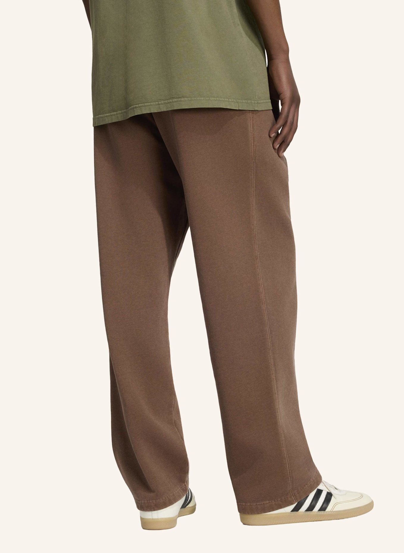 adidas Originals TREFOIL ESSENTIALS HOSE, VERWASCHENE OPTIK, OFFENER SAUM: BRAUN