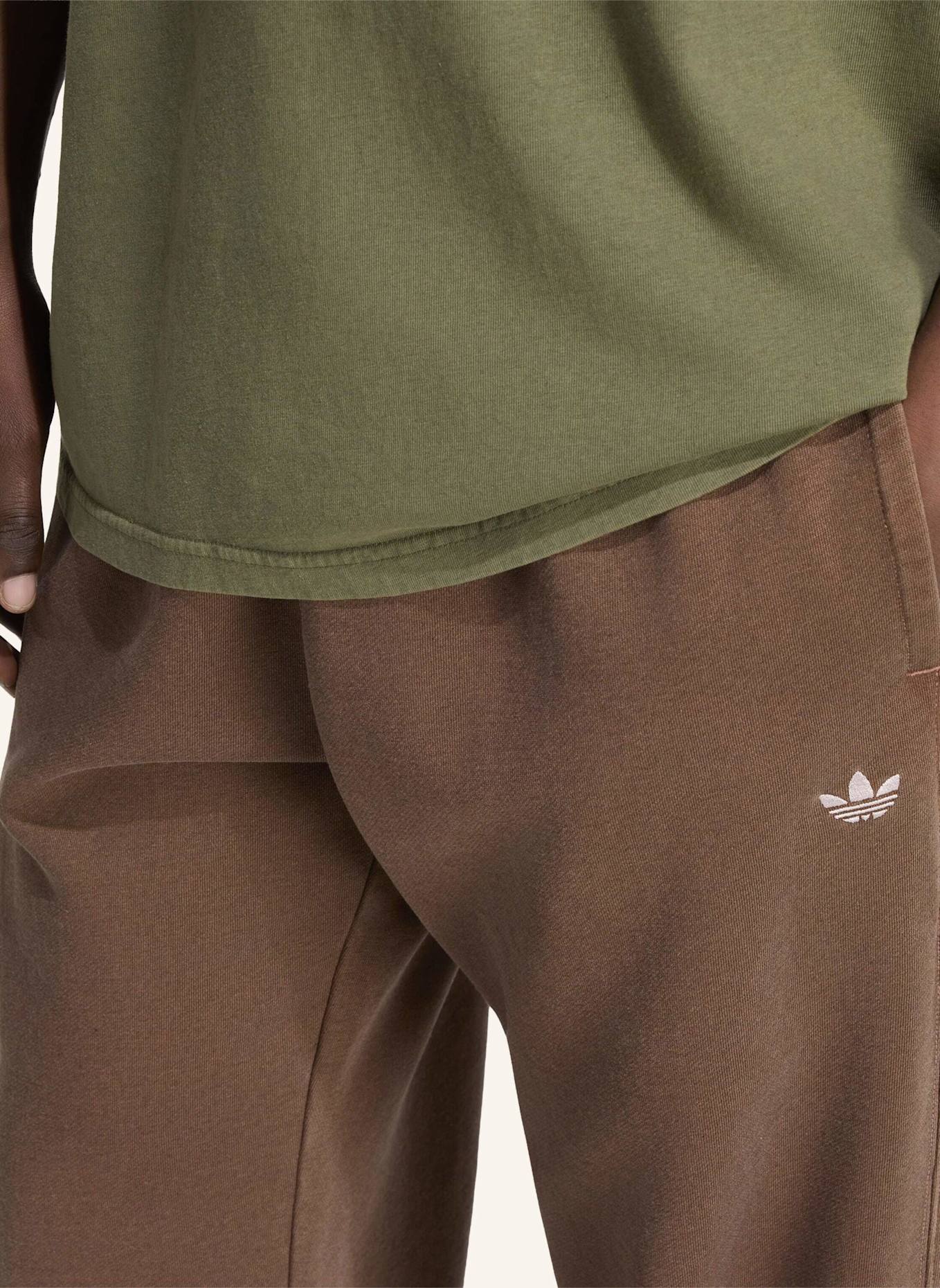 adidas Originals TREFOIL ESSENTIALS HOSE, VERWASCHENE OPTIK, OFFENER SAUM: BRAUN