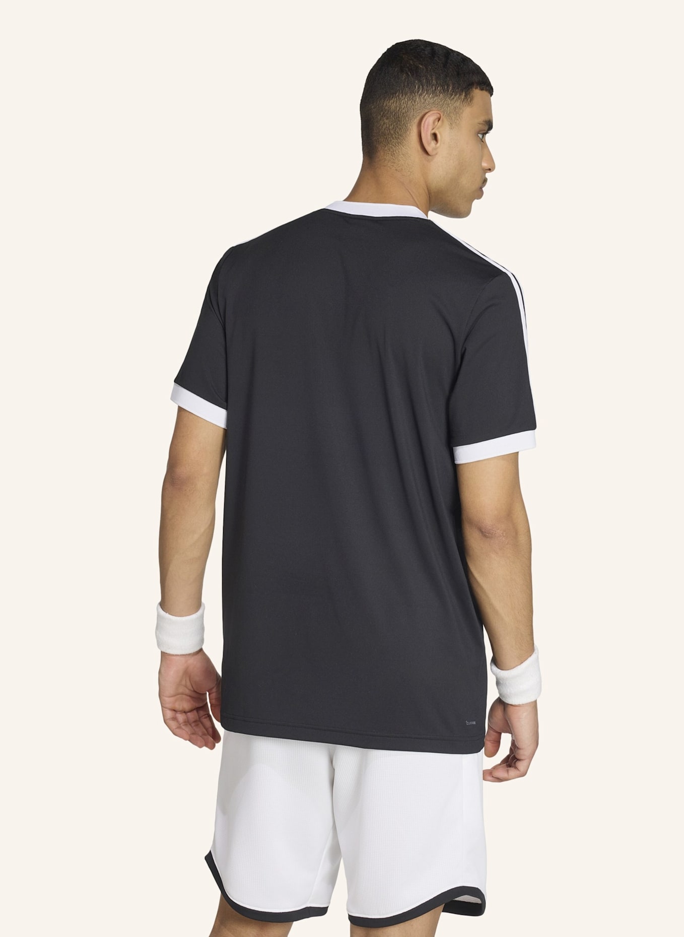 adidas TENNIS CLASSICS T-SHIRT: SCHWARZ