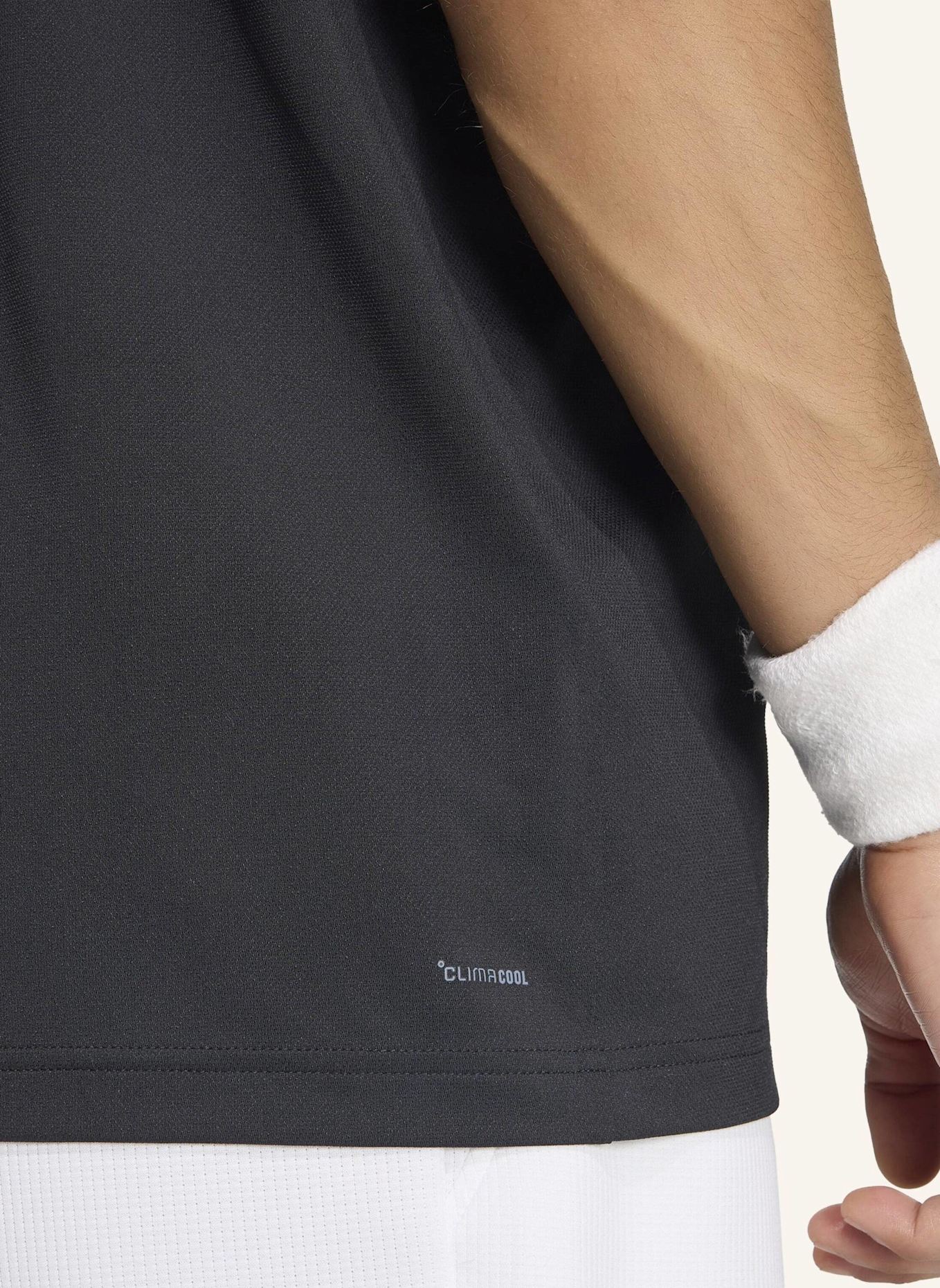 adidas TENNIS CLASSICS T-SHIRT: SCHWARZ