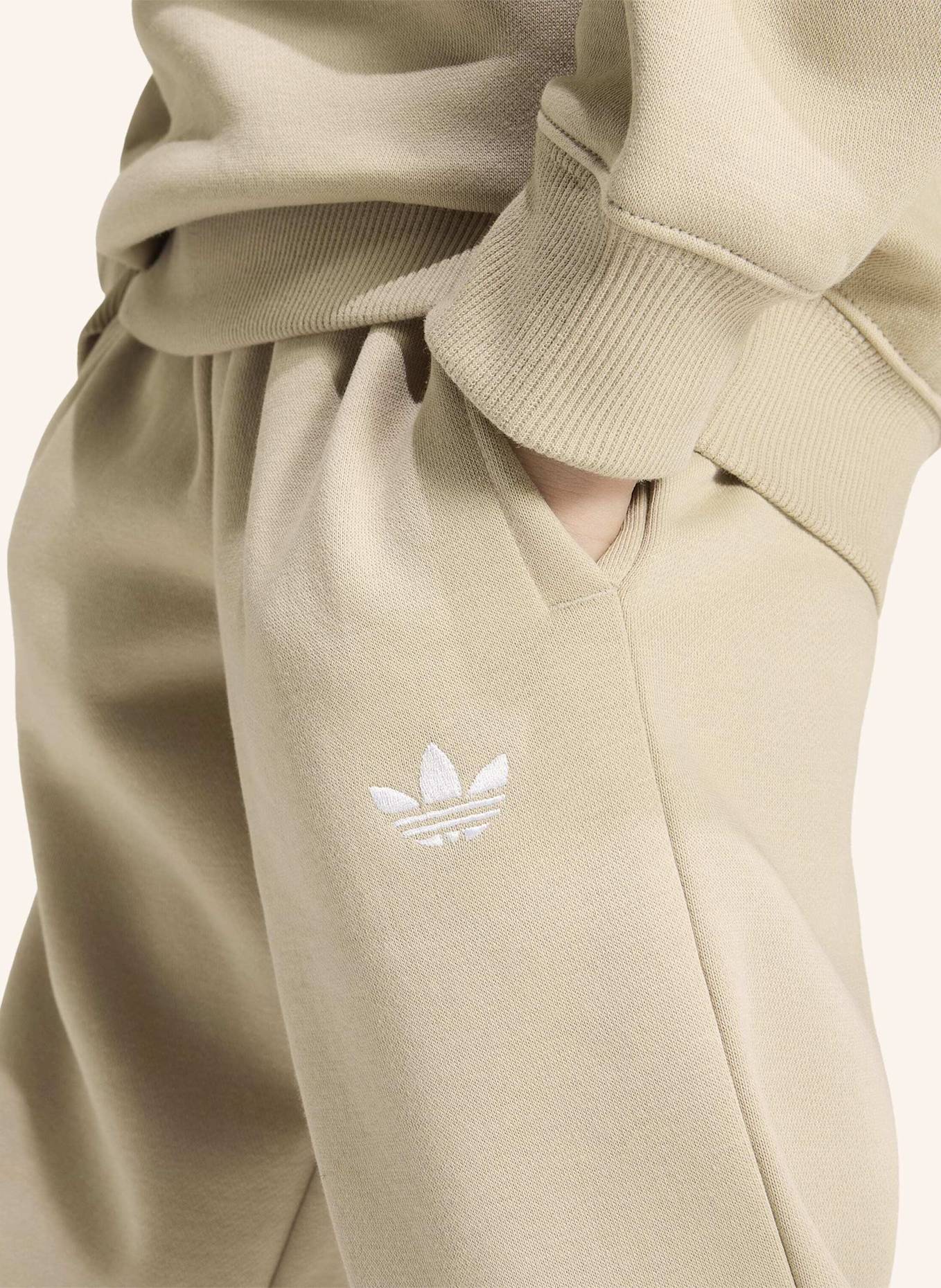adidas Originals JOGGINGANZUG MIT RUNDHALSAUSSCHNITT, LOCKER GESCHNITTEN: BEIGE
