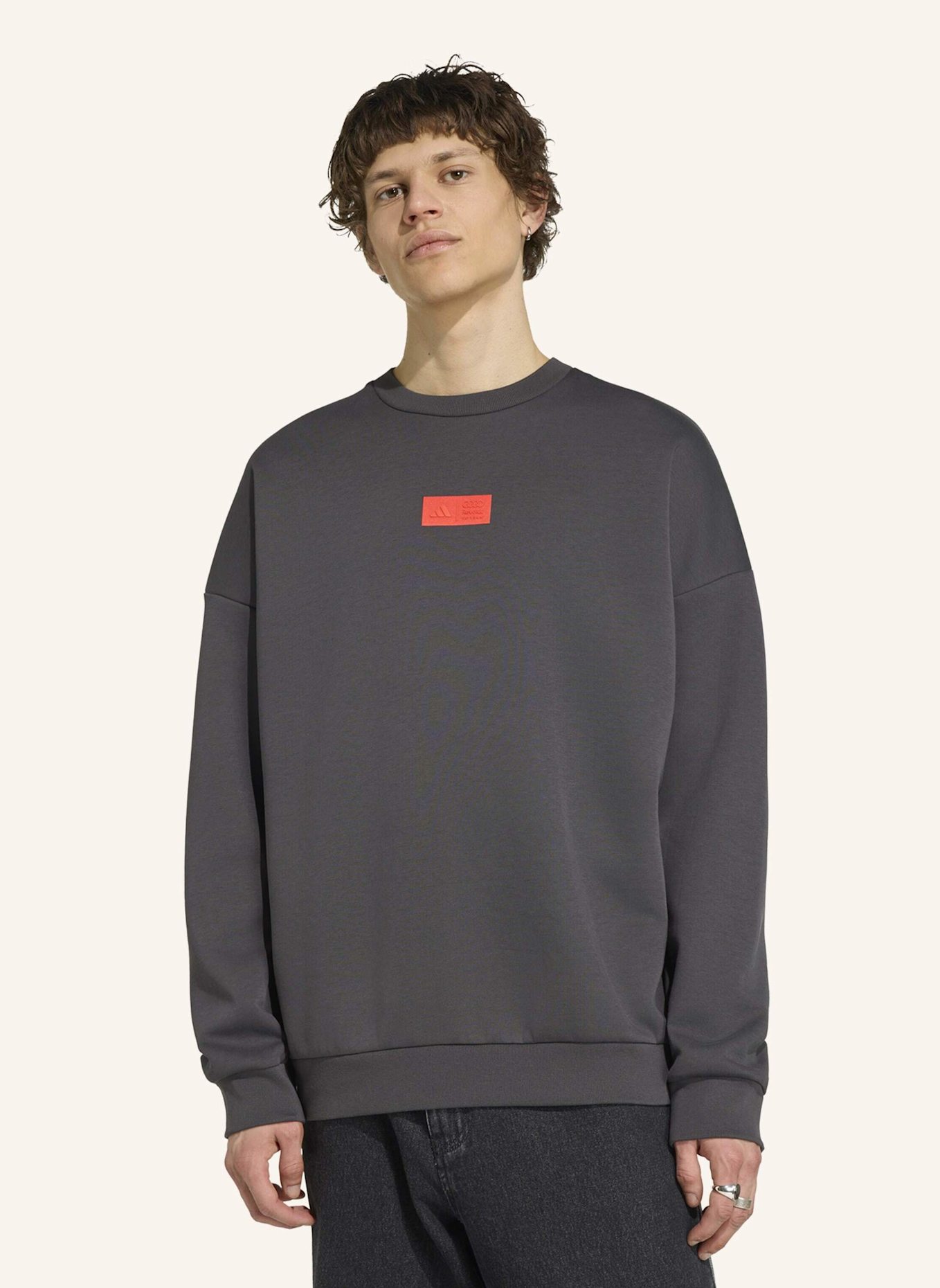 adidas AUDI REVOLUT F1 TEAM ELEVATED CREW SWEAT SWEATSHIRT: SCHWARZ/ ROT