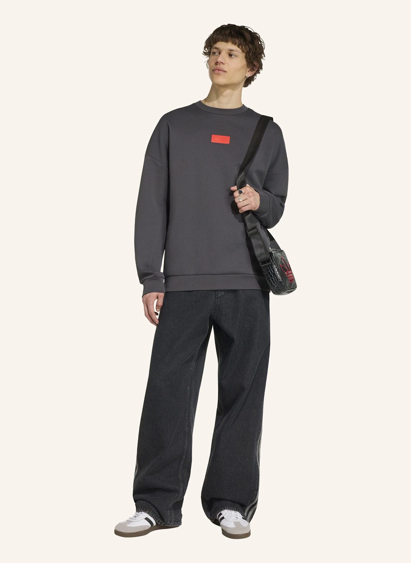 adidas AUDI REVOLUT F1 TEAM ELEVATED CREW SWEAT SWEATSHIRT: SCHWARZ/ ROT