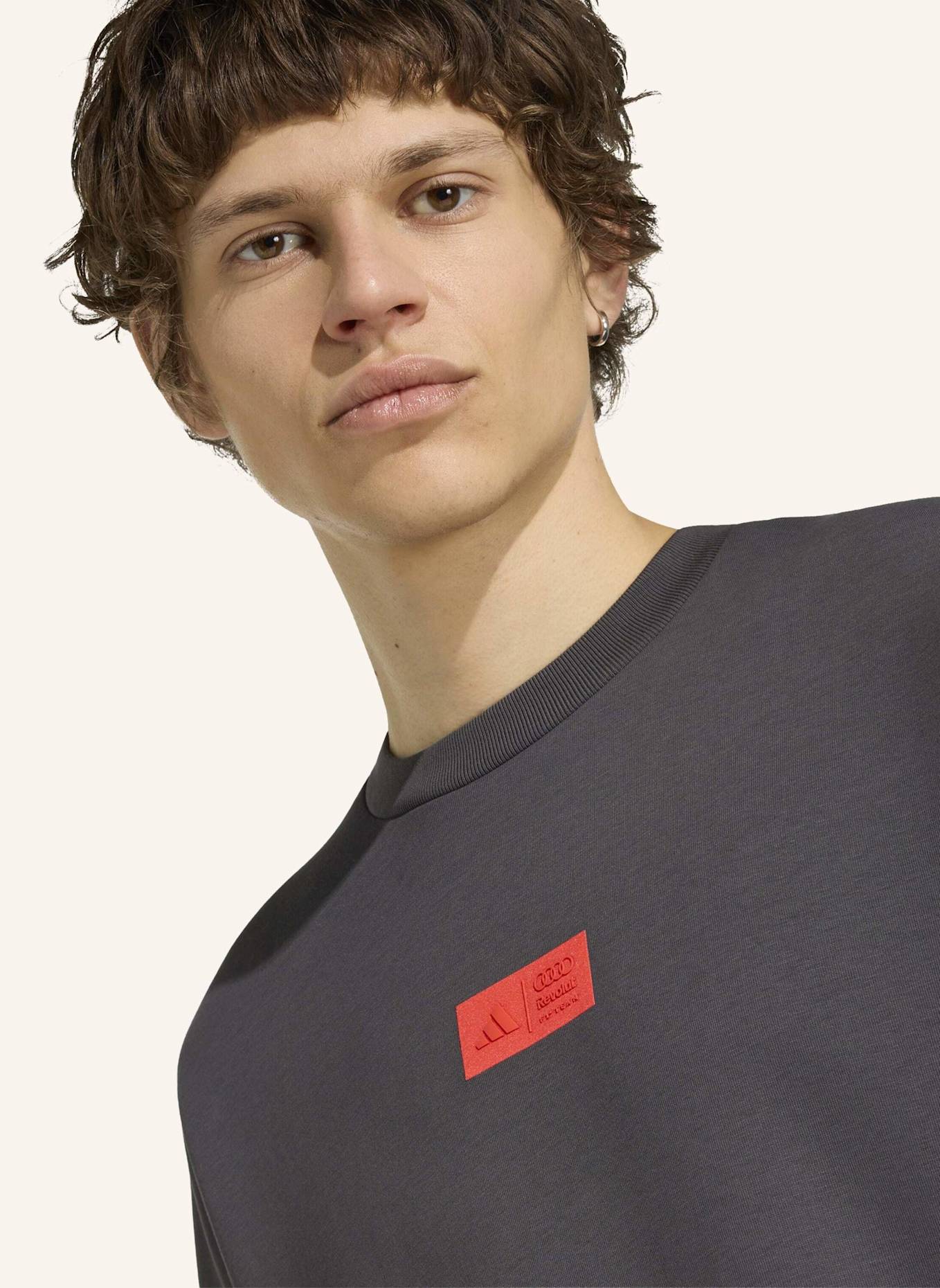 adidas AUDI REVOLUT F1 TEAM ELEVATED CREW SWEAT SWEATSHIRT: SCHWARZ/ ROT