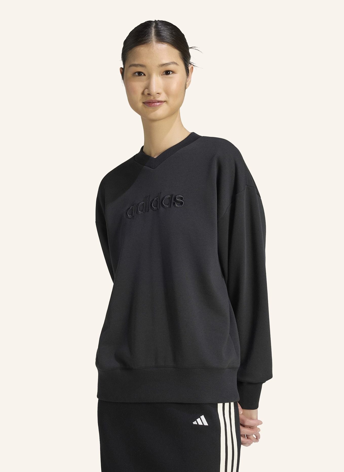 adidas SEASONAL ESSENTIALS SATIN-SWEATSHIRT, V-AUSSCHNITT: SCHWARZ