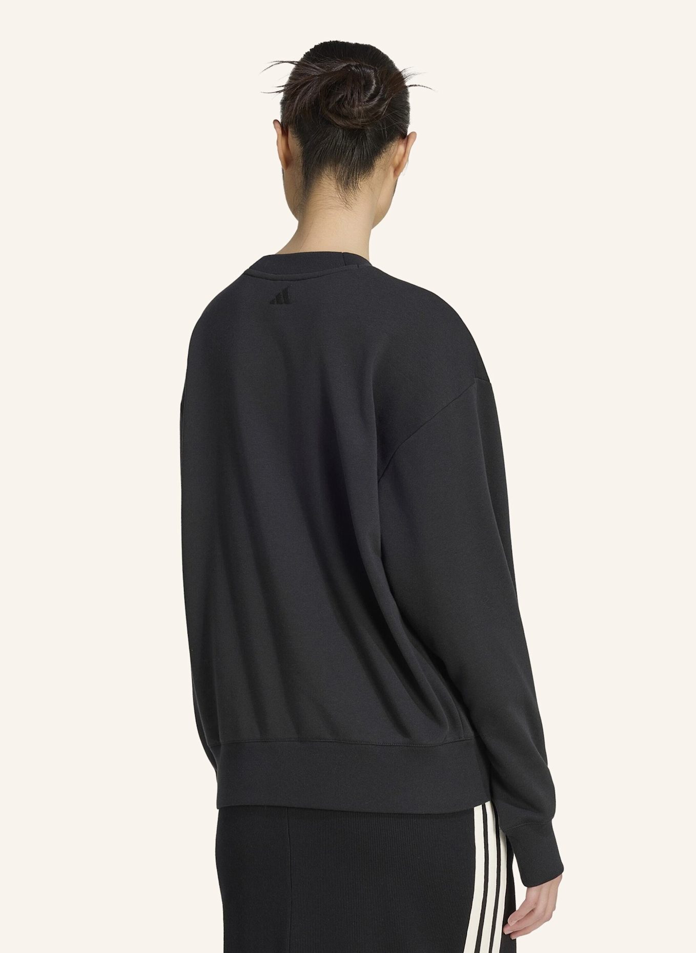 adidas SEASONAL ESSENTIALS SATIN-SWEATSHIRT, V-AUSSCHNITT: SCHWARZ