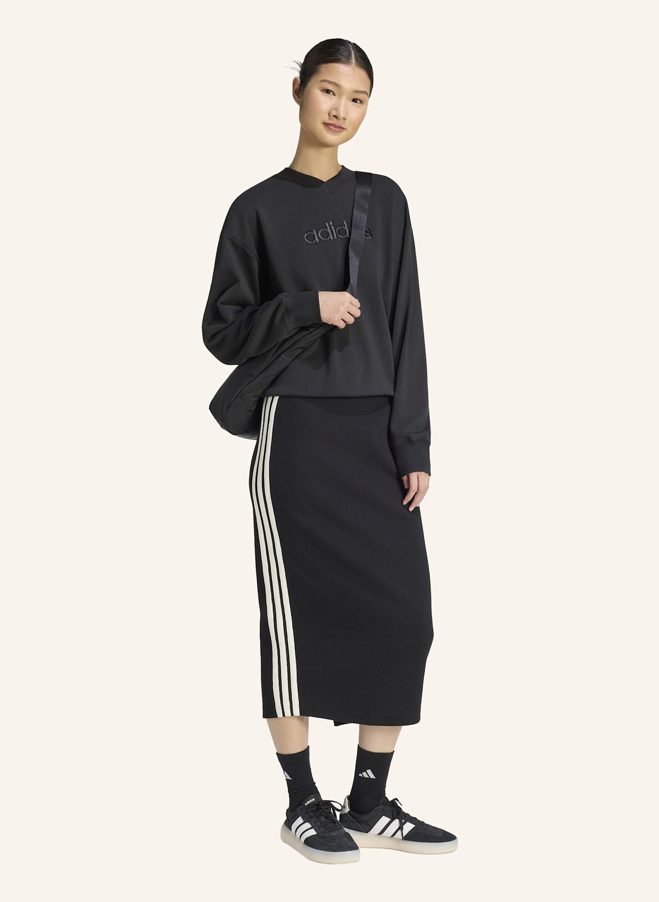 adidas SEASONAL ESSENTIALS SATIN-SWEATSHIRT, V-AUSSCHNITT: SCHWARZ